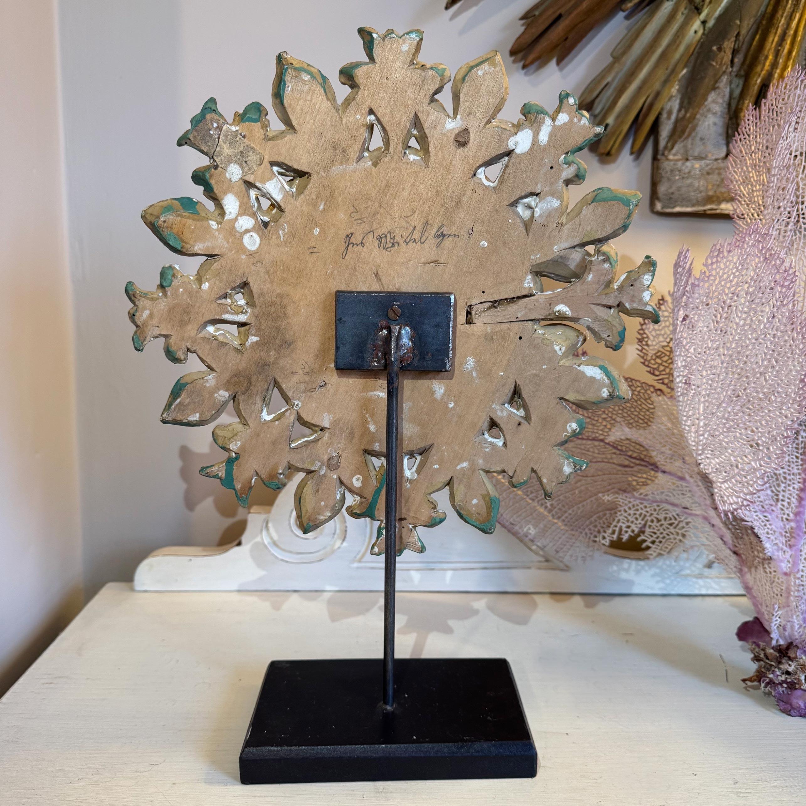 19th Century Gilt Wooden Ceiling Rose On Stand Italiano en venta