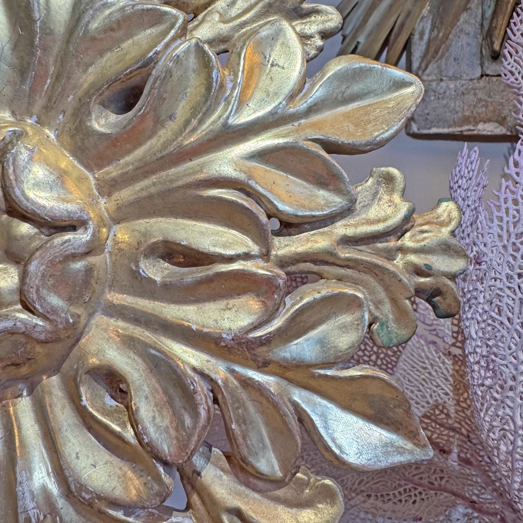 19th Century Gilt Wooden Ceiling Rose On Stand siglo XIX en venta