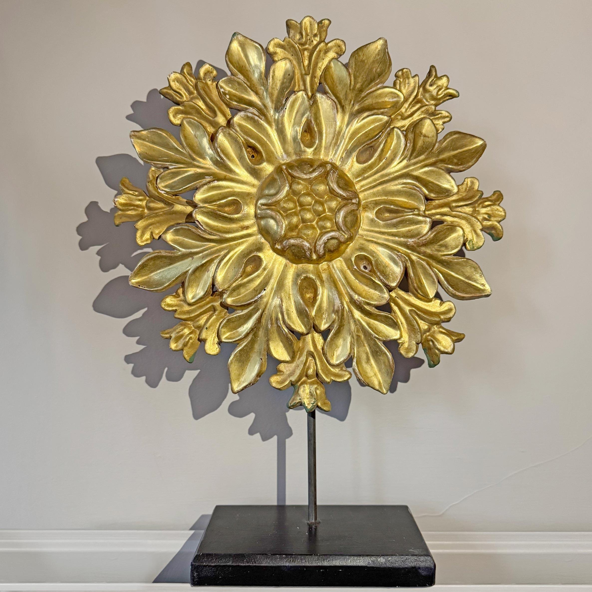 19th Century Gilt Wooden Ceiling Rose On Stand Pino en venta