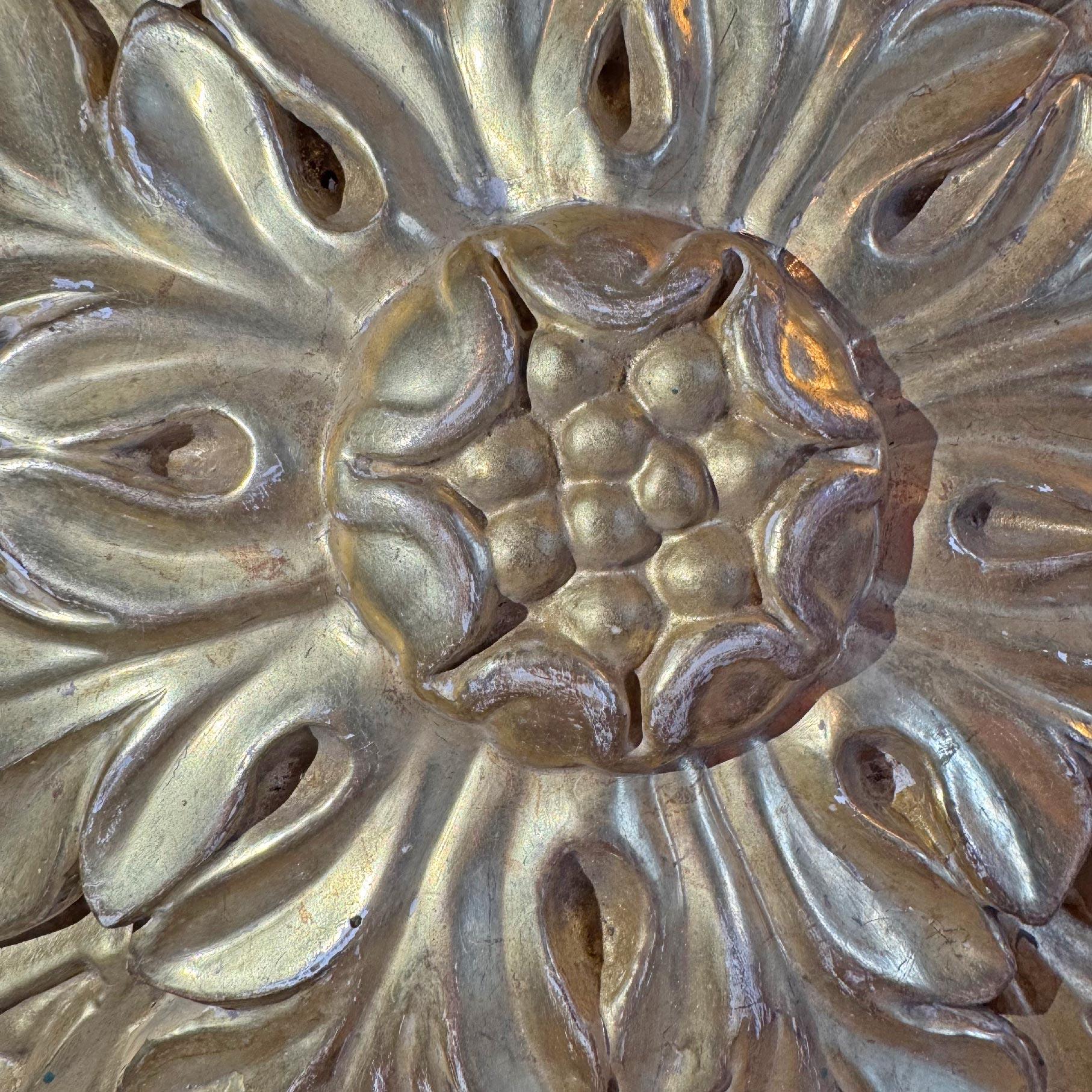 19th Century Gilt Wooden Ceiling Rose On Stand en venta 1