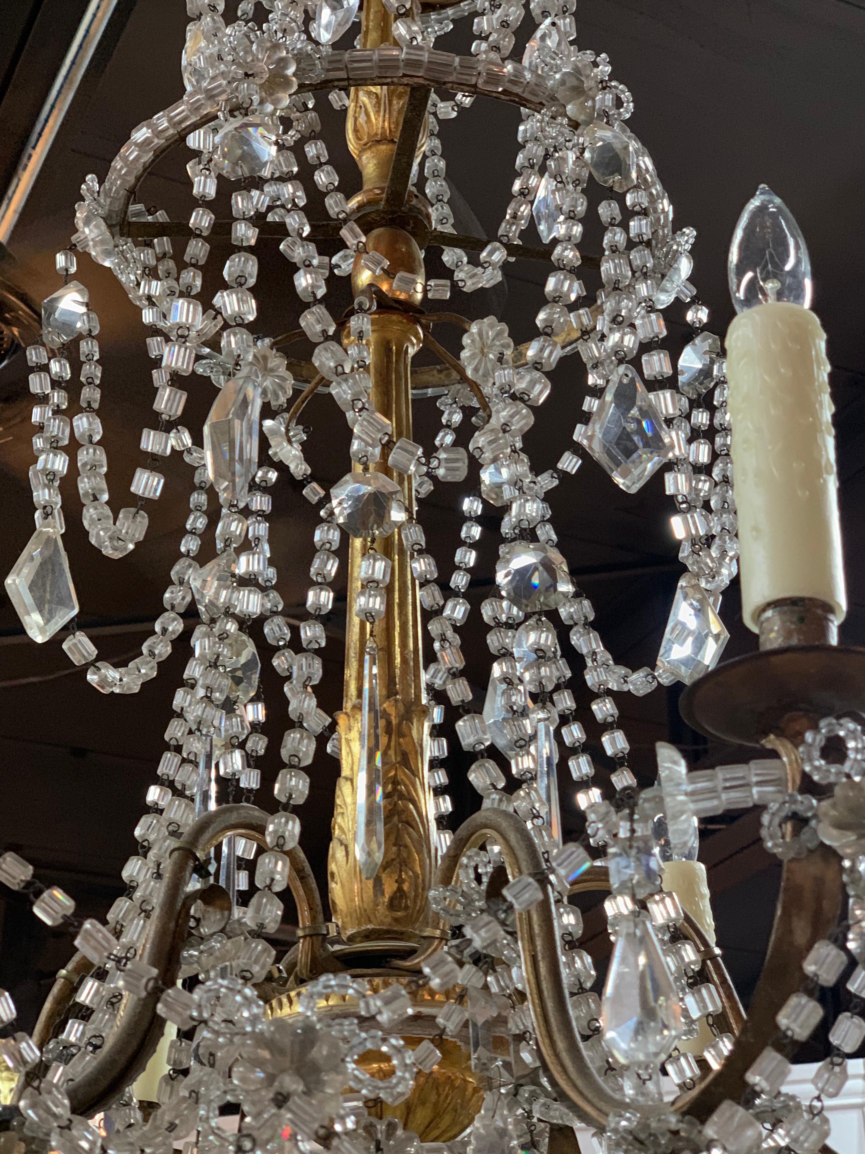 6-Licht-Kronleuchter aus vergoldetem Holz und Kristall aus dem 19. Jahrhundert (Italienisch)
