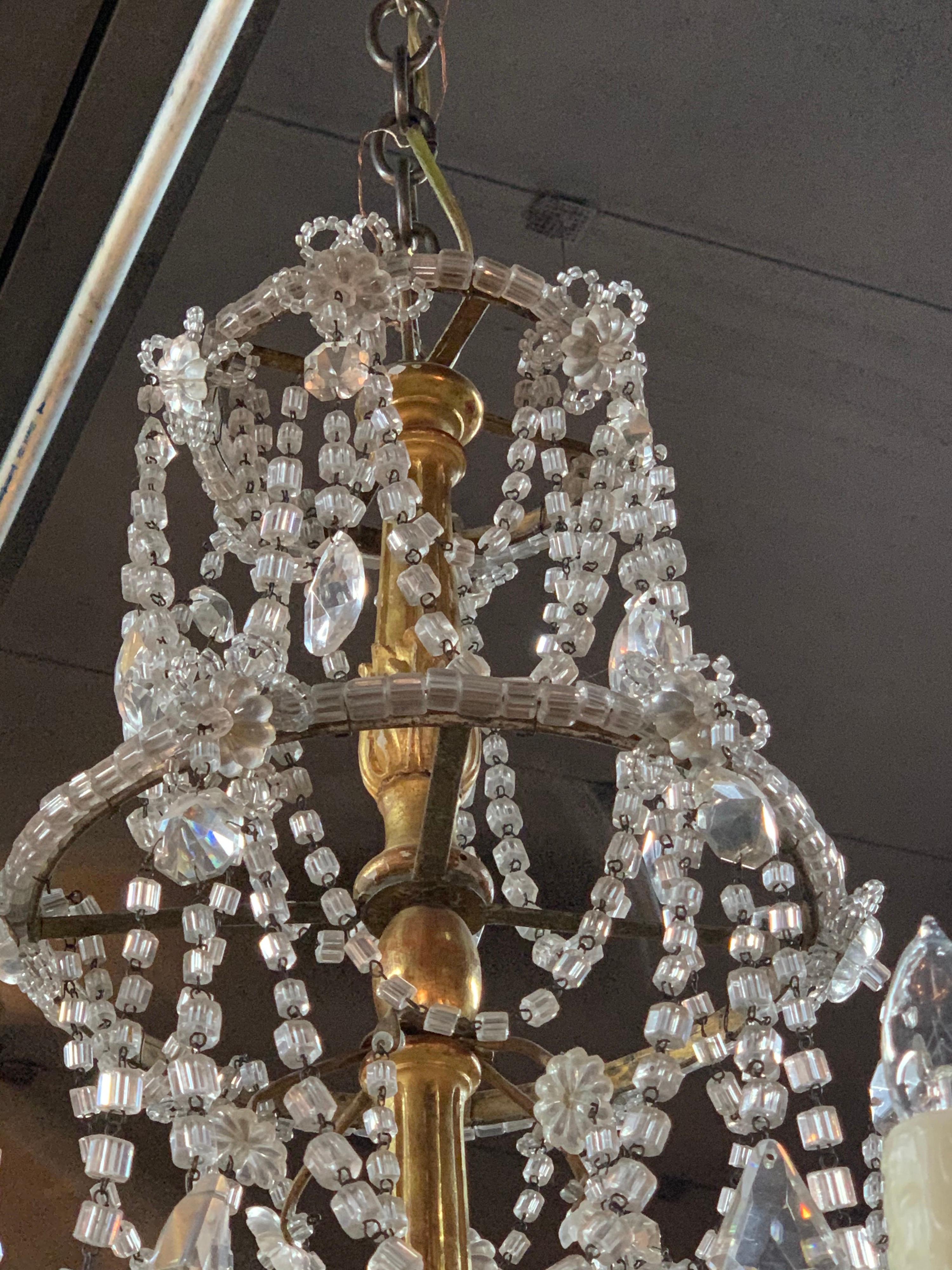 6-Licht-Kronleuchter aus vergoldetem Holz und Kristall aus dem 19. Jahrhundert im Zustand „Gut“ in Dallas, TX