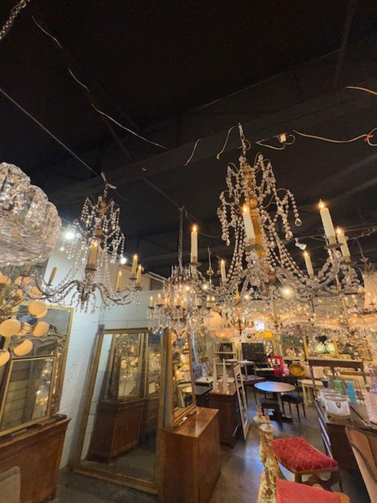I lampadari in legno dorato e cristallo di Genova del XIX secolo sono apparecchi di illuminazione squisiti che emanano eleganza e lusso. Realizzati con una combinazione di materiali in legno dorato e cristallo, questi lampadari presentano un design