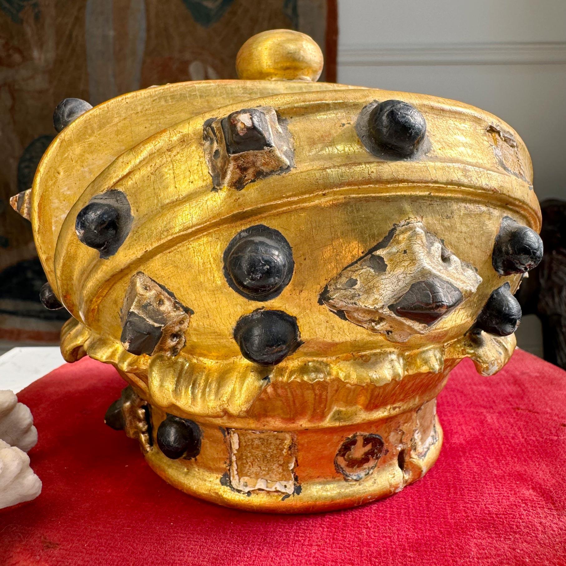 Barocco Corona da processione cattolica in legno dorato e gesso del XIX secolo in vendita