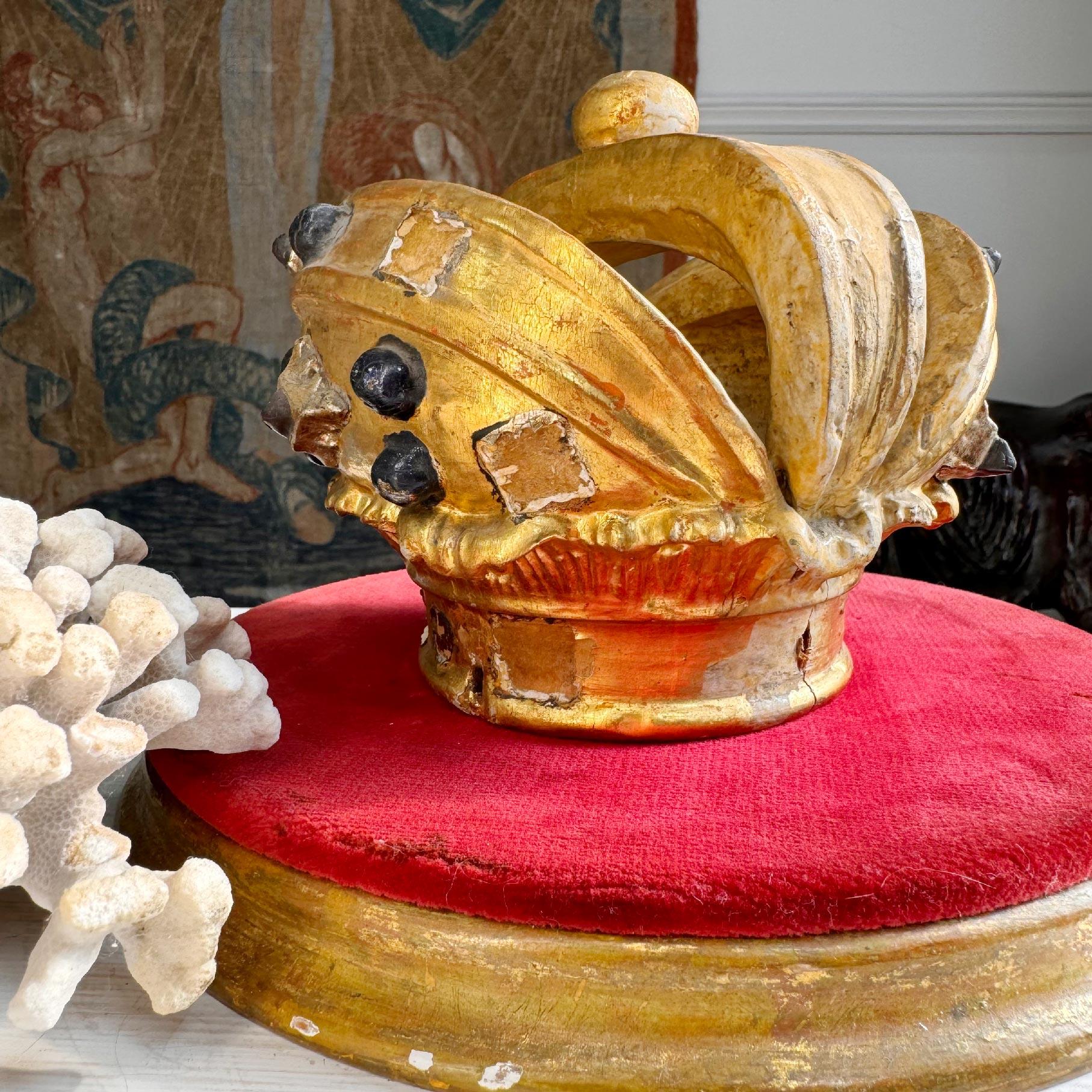 Tedesco Corona da processione cattolica in legno dorato e gesso del XIX secolo in vendita