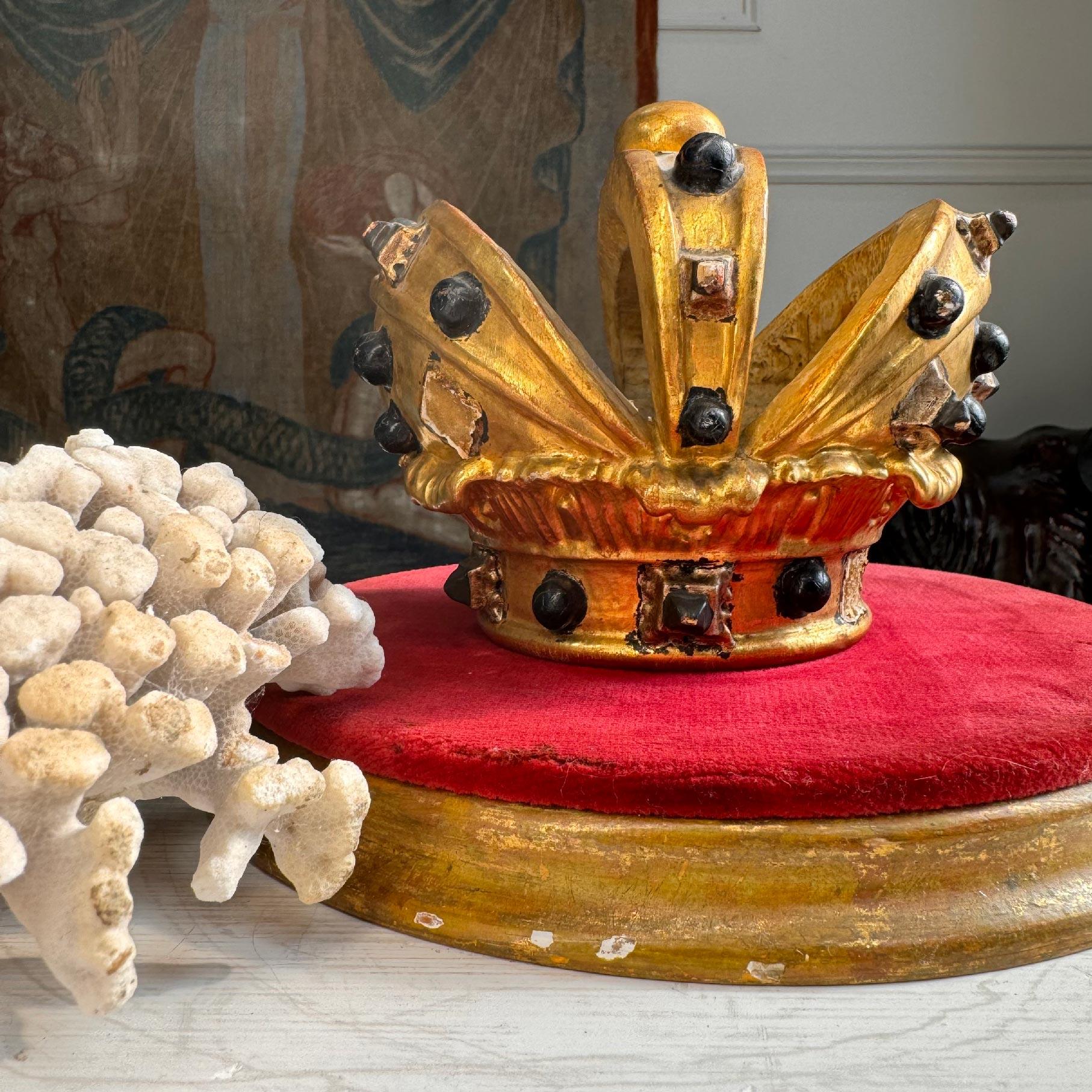 Hand-Carved 19th Century Giltwood and Gesso Catholic Processional Crown For Sale