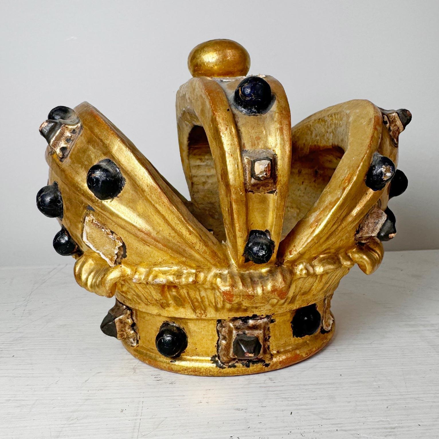 Intagliato a mano Corona da processione cattolica in legno dorato e gesso del XIX secolo in vendita