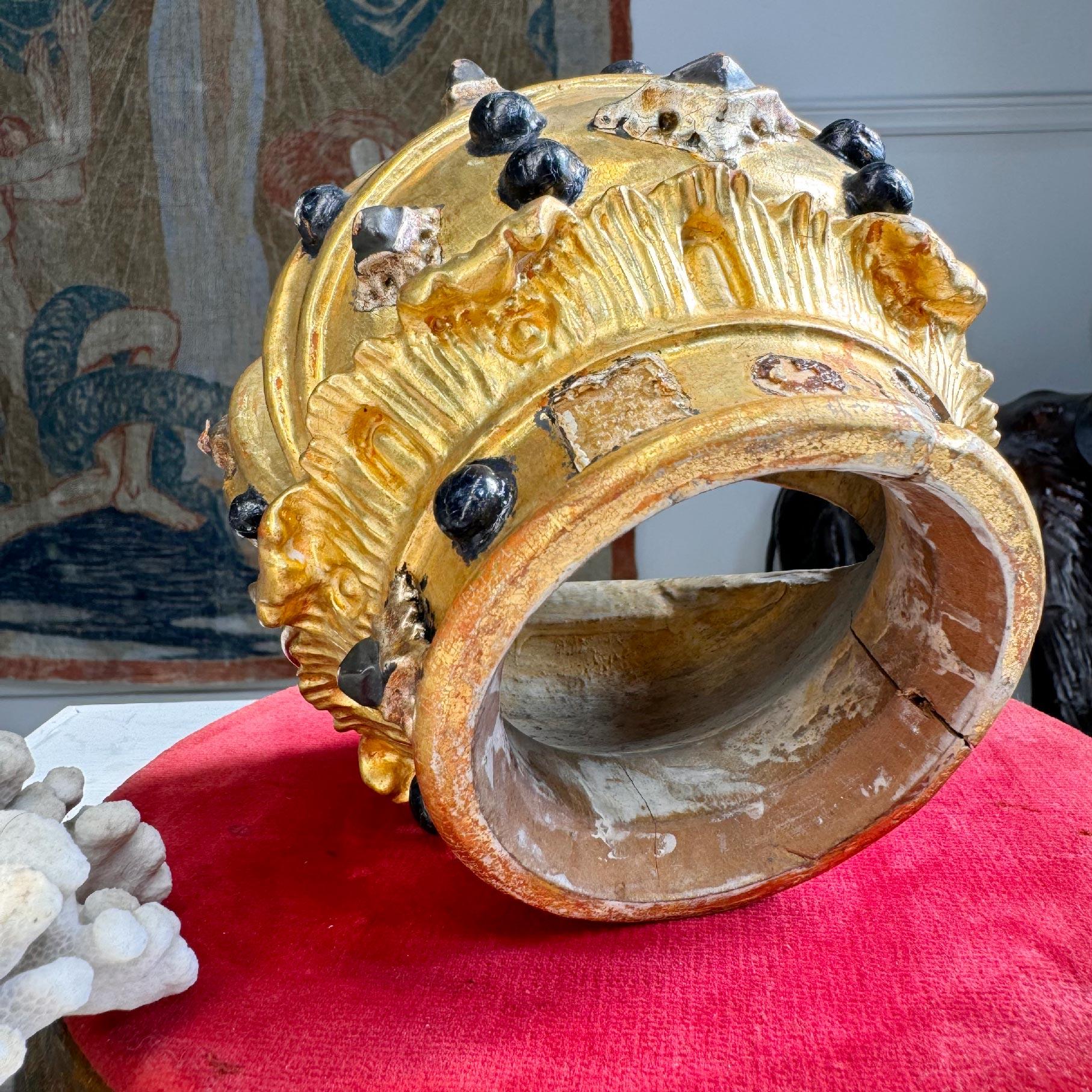 XVIII secolo Corona da processione cattolica in legno dorato e gesso del XIX secolo in vendita