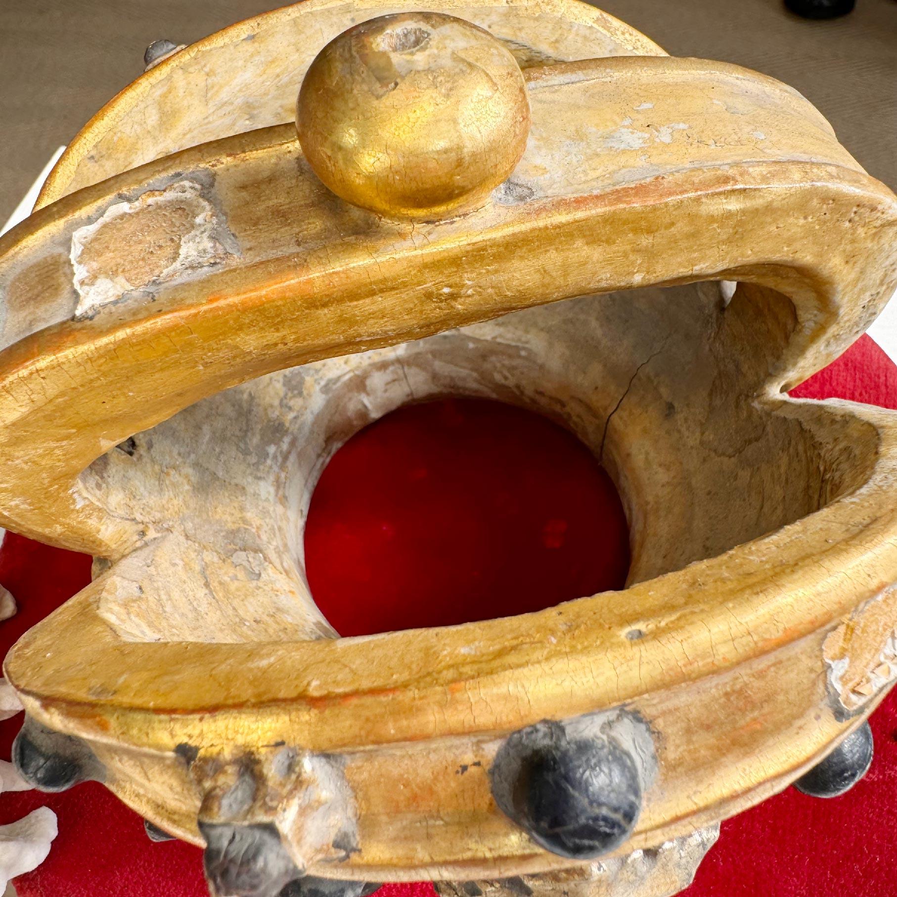 Gesso Corona da processione cattolica in legno dorato e gesso del XIX secolo in vendita