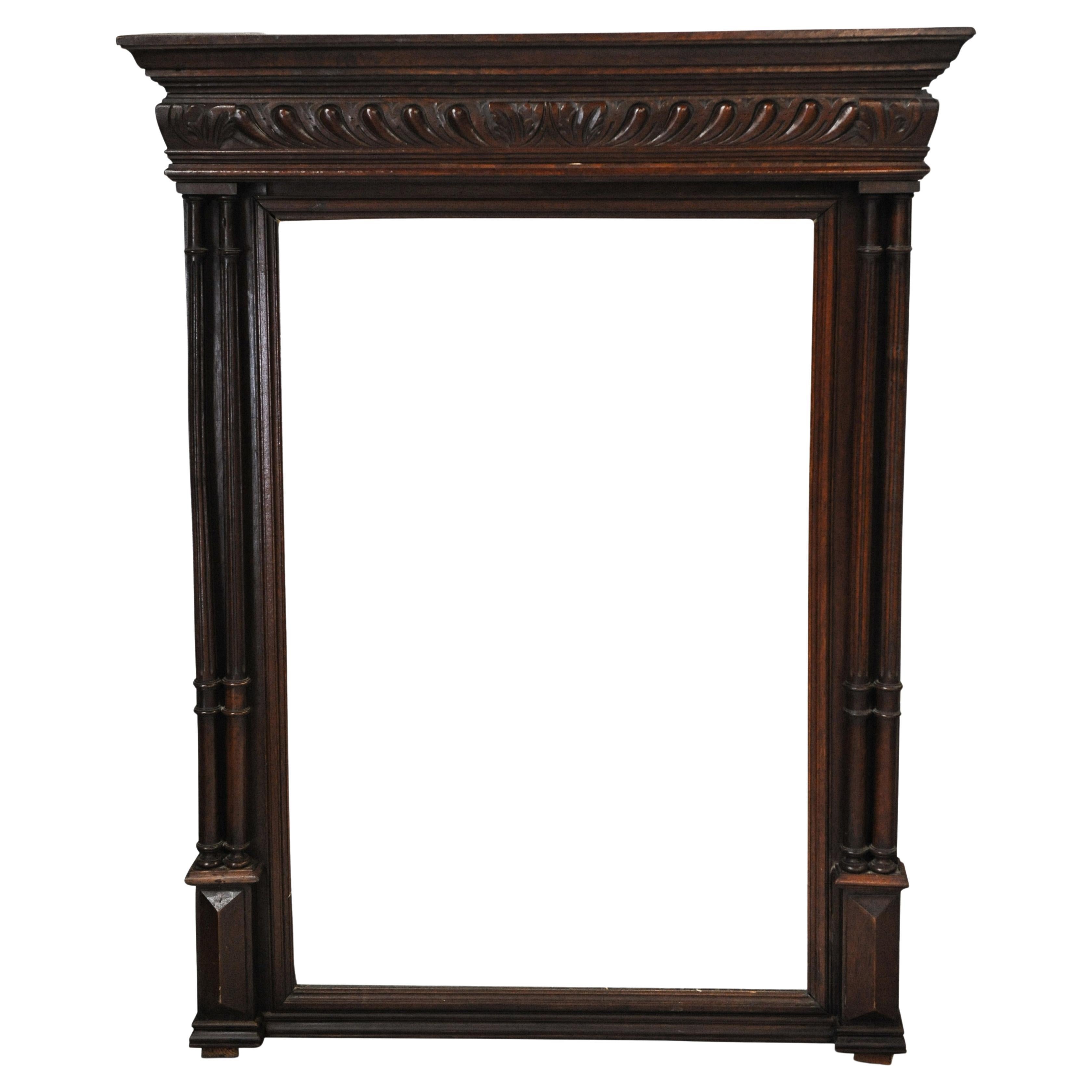 Magnifique miroir de cheminée néoclassique ancien du XIXe siècle en bois doré et gesso avec triptyque, verre biseauté, scène de char classique en relief et pilastres à colonnes corinthiennes.

