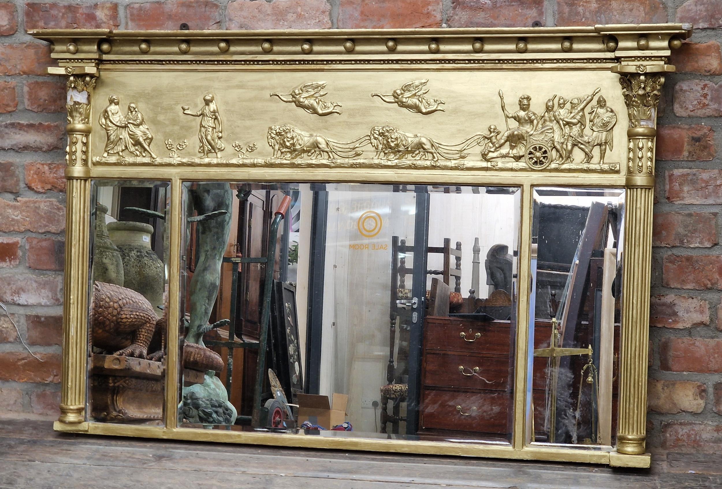 Néo-classique Miroir triptyque du 19ème siècle en bois doré et gesso avec bord biseauté en vente