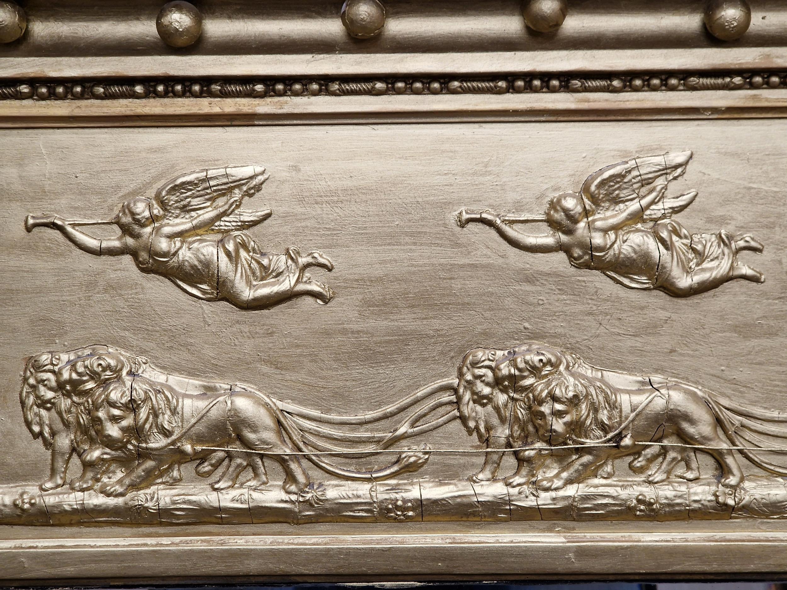 Fait main Miroir triptyque du 19ème siècle en bois doré et gesso avec bord biseauté en vente