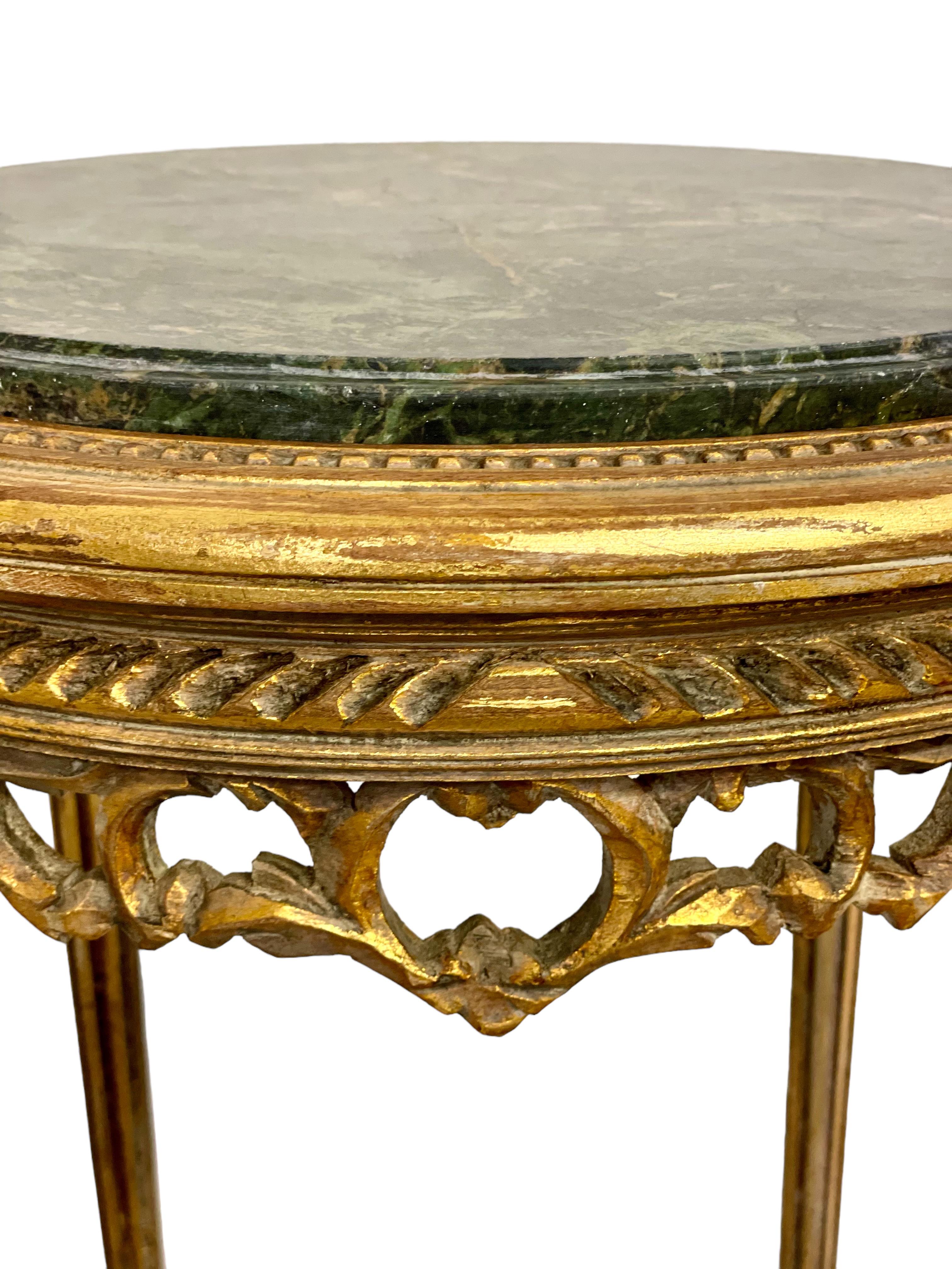 Gueridon-Tisch aus Giltwood und grünem Marmor aus dem 19. (Louis XVI.) im Angebot