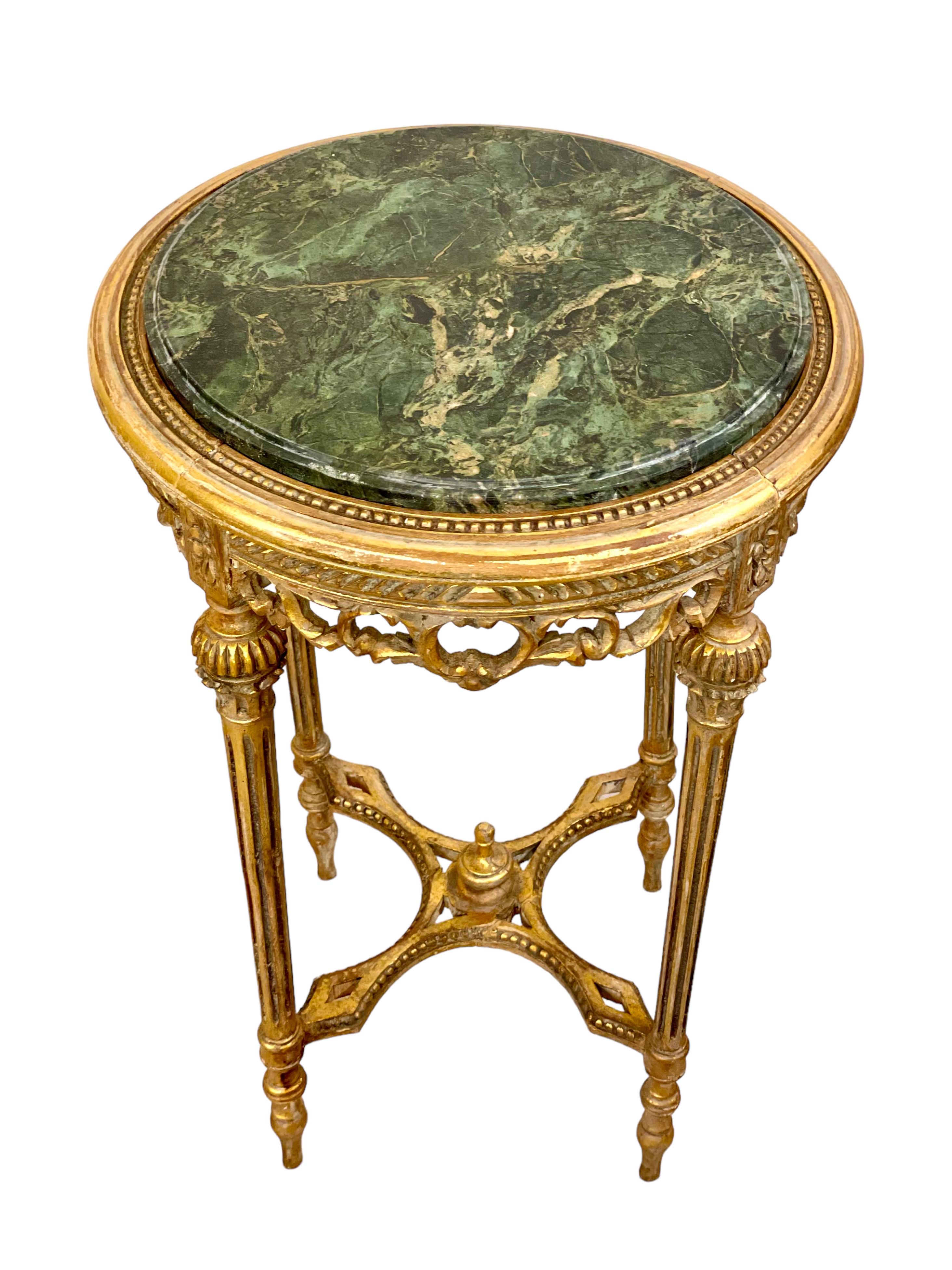 Français Table de Gueridon en bois doré et marbre vert du 19e siècle en vente