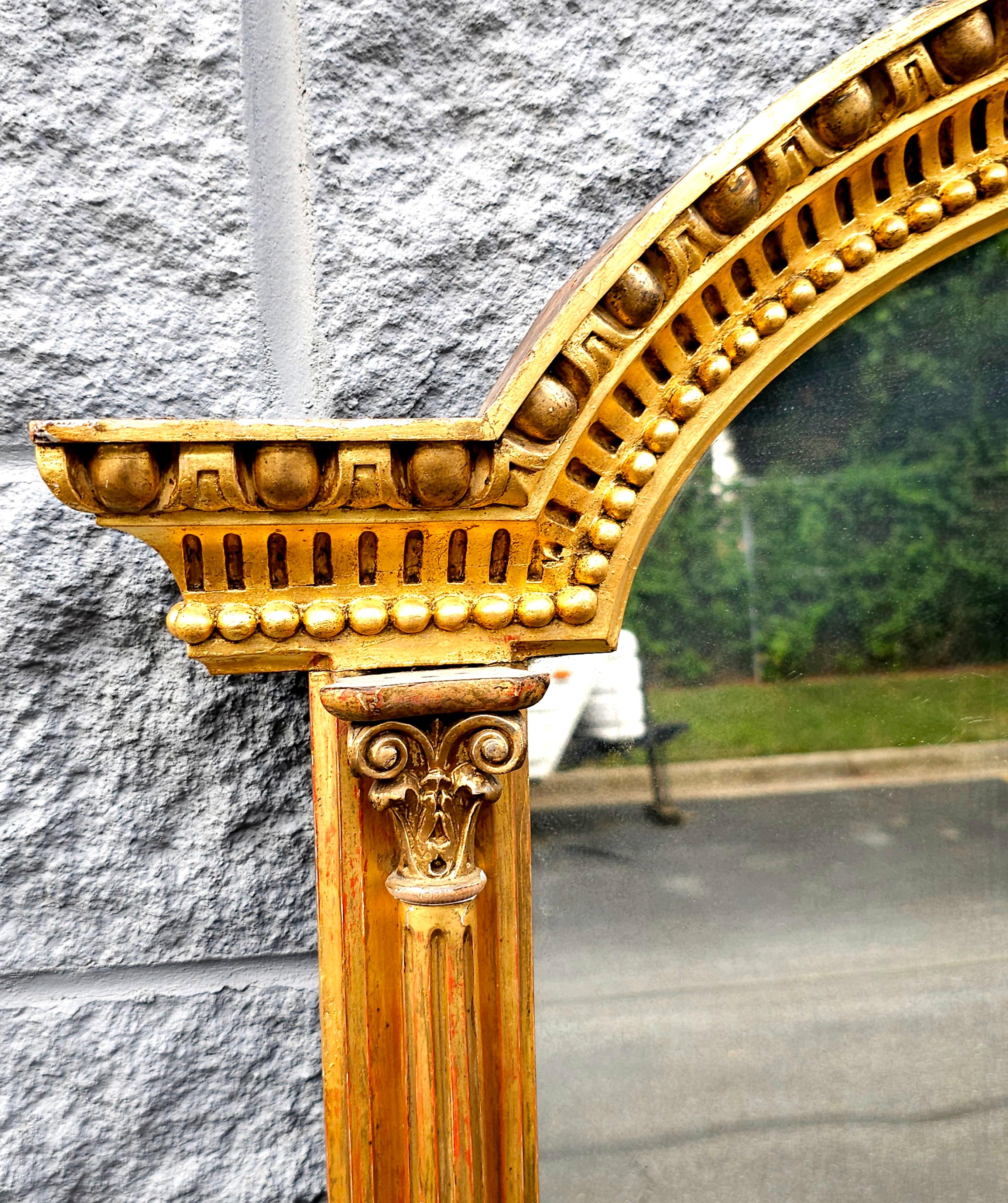 Intagliato Specchio ad arco in legno dorato del XIX secolo in vendita