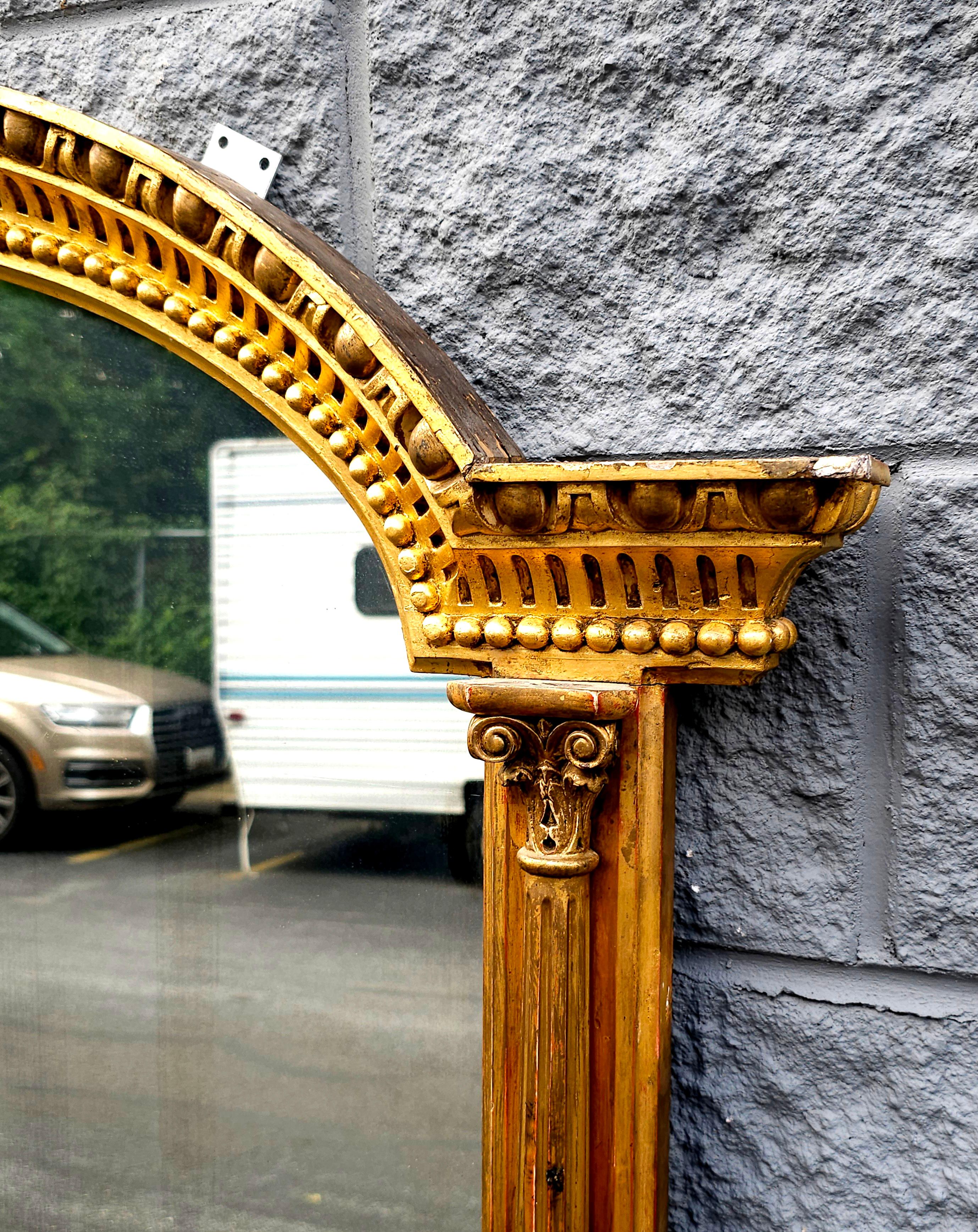 Specchio ad arco in legno dorato del XIX secolo In condizioni buone in vendita a Germantown, MD
