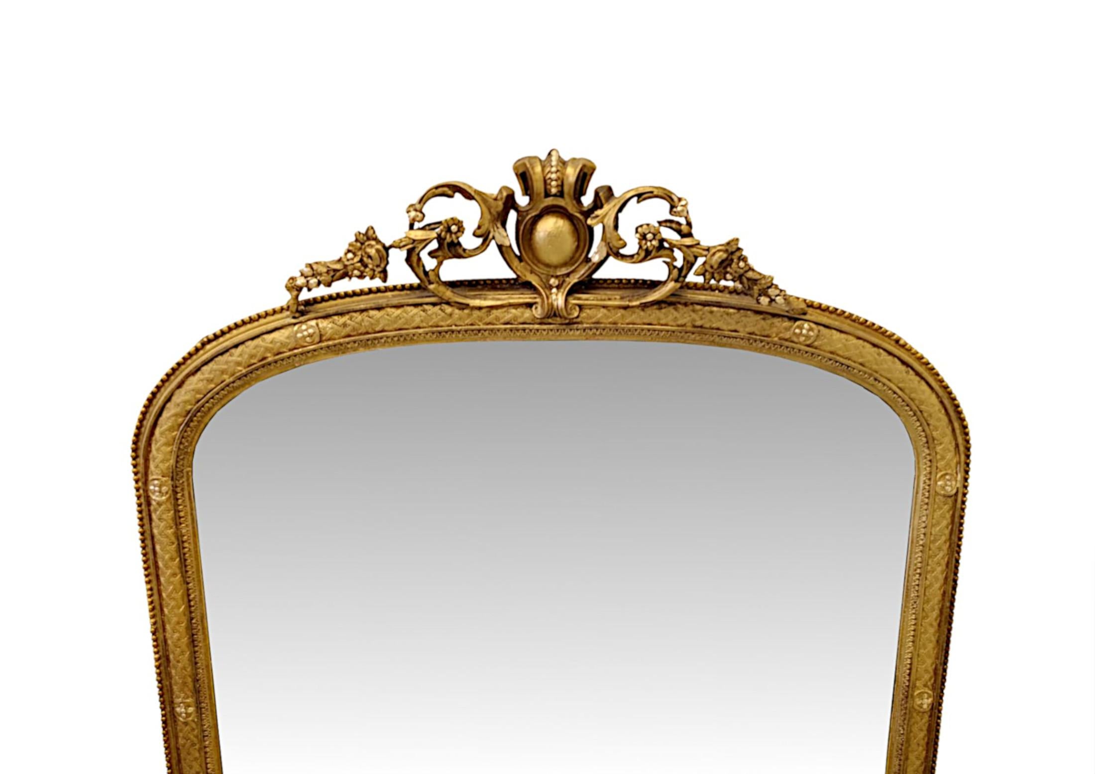Un fabuleux miroir à trumeau en bois doré du XIXe siècle, finement sculpté à la main et d'une qualité exceptionnelle.  La plaque de verre miroir de forme A est enchâssée dans un superbe cadre en bois doré mouluré et cannelé, avec des bordures