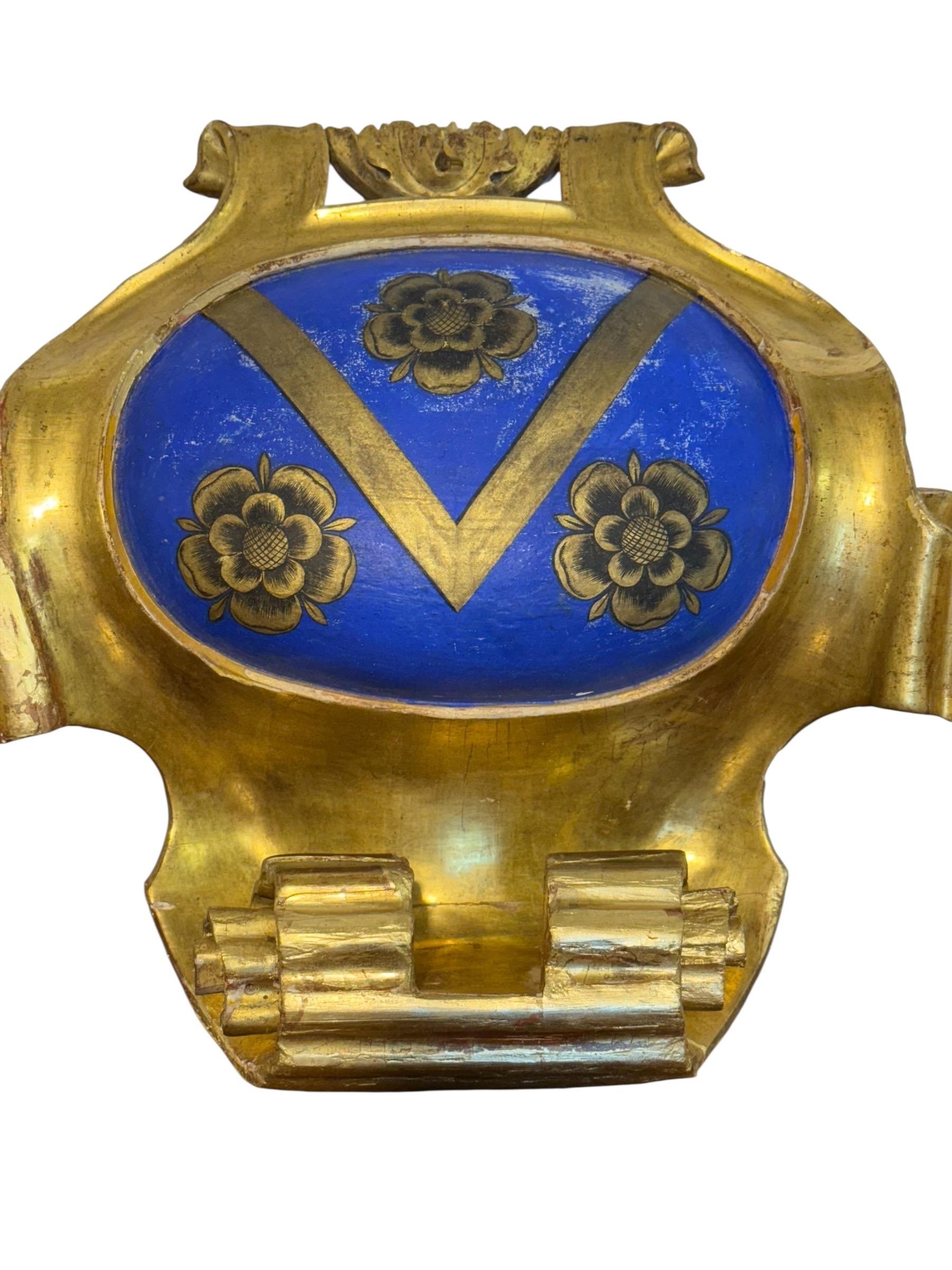 Scudo armoriale in legno dorato del XIX secolo con Chevron e rose dipinte in vendita 6