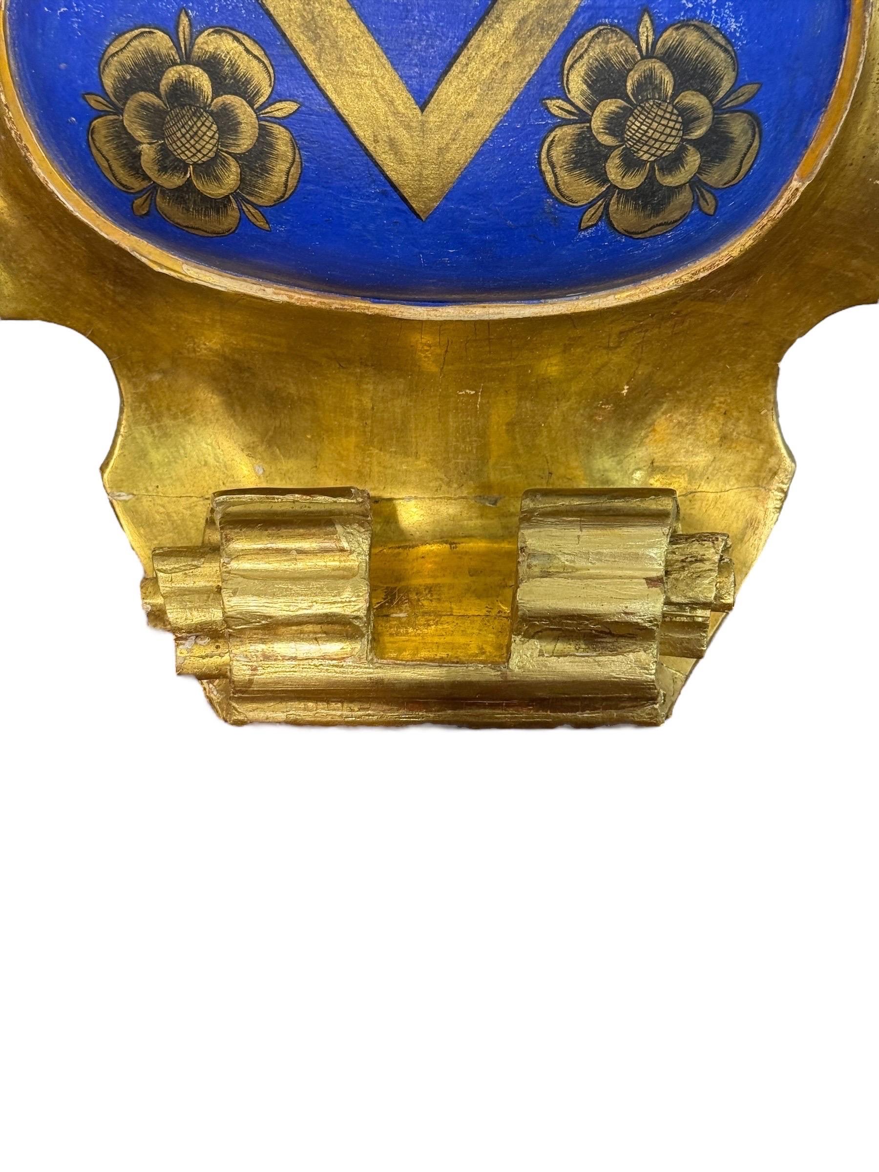 Scudo armoriale in legno dorato del XIX secolo con Chevron e rose dipinte in vendita 9