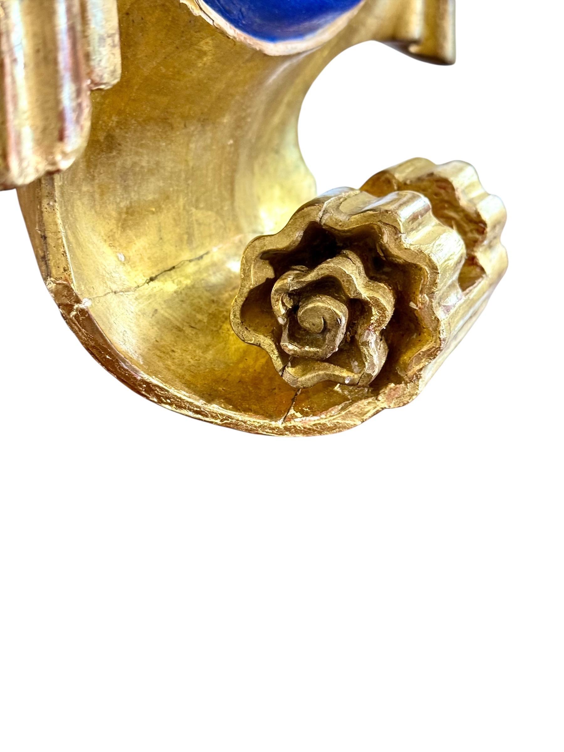 Scudo armoriale in legno dorato del XIX secolo con Chevron e rose dipinte in vendita 1