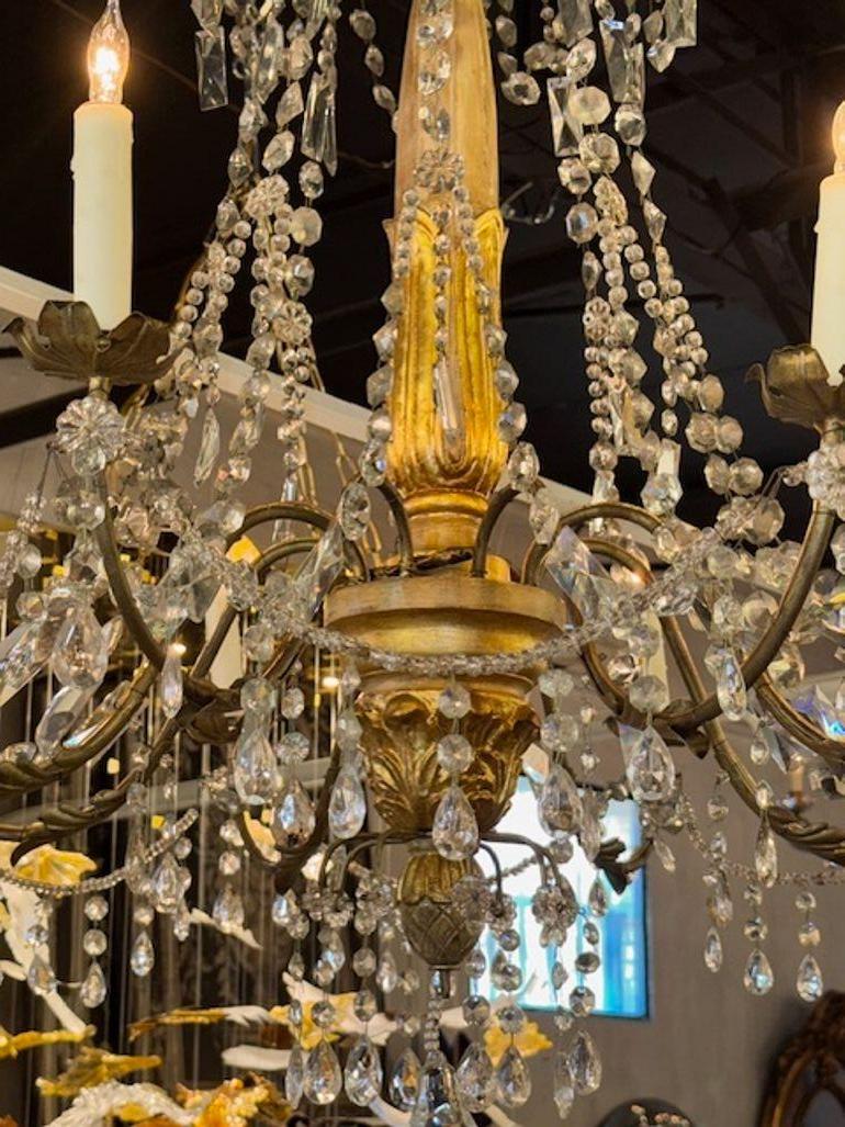 italien Lustre du 19ème siècle en bois doré perlé et cristal de Gênes en vente