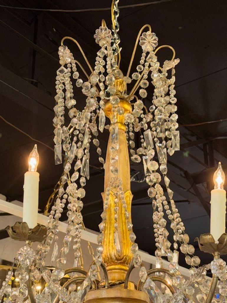 Lustre du 19ème siècle en bois doré perlé et cristal de Gênes Bon état - En vente à Dallas, TX