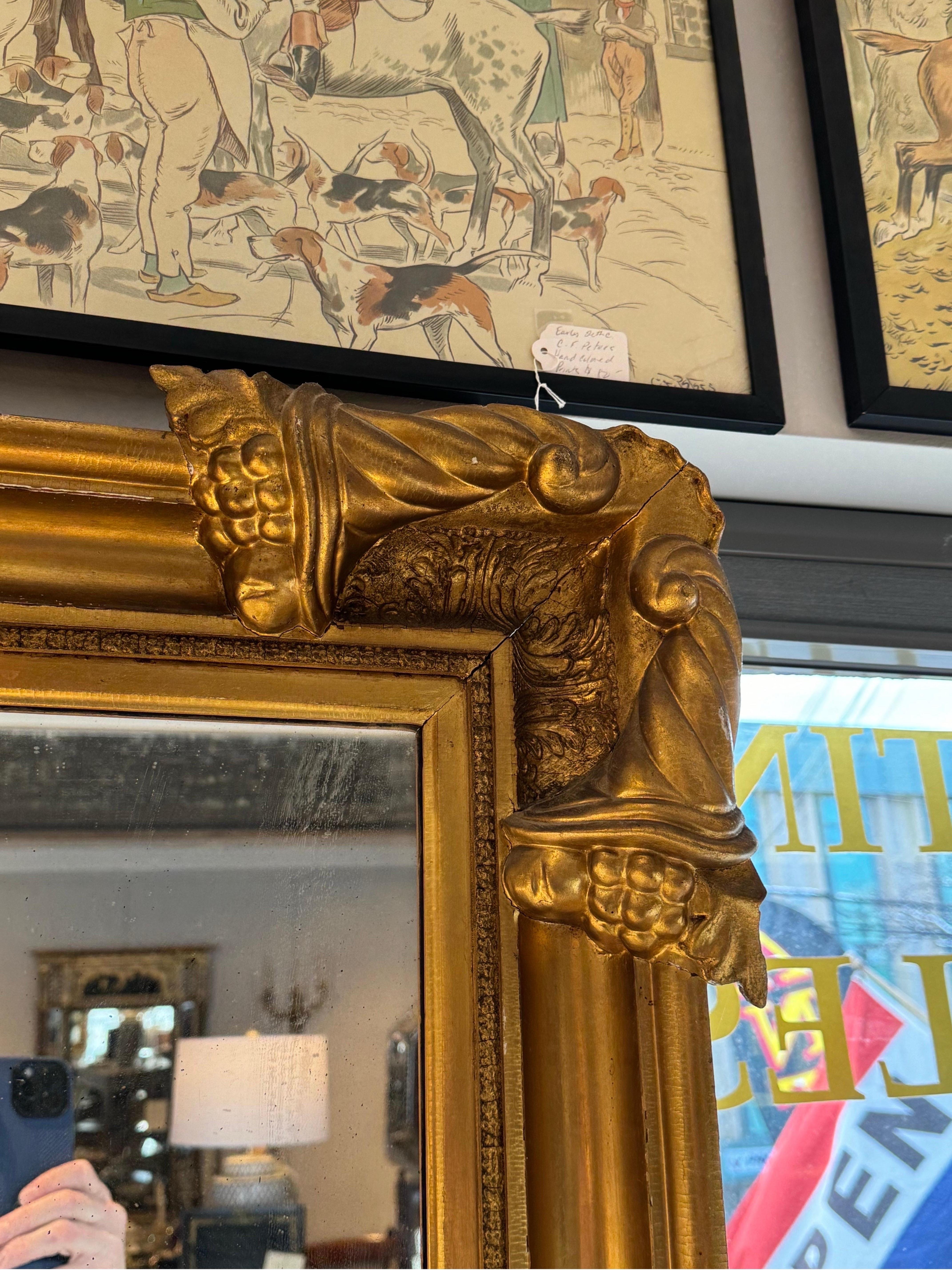 Geschnitzter Spiegel aus Giltwood aus dem 19. im Zustand „Gut“ im Angebot in Huntington, NY