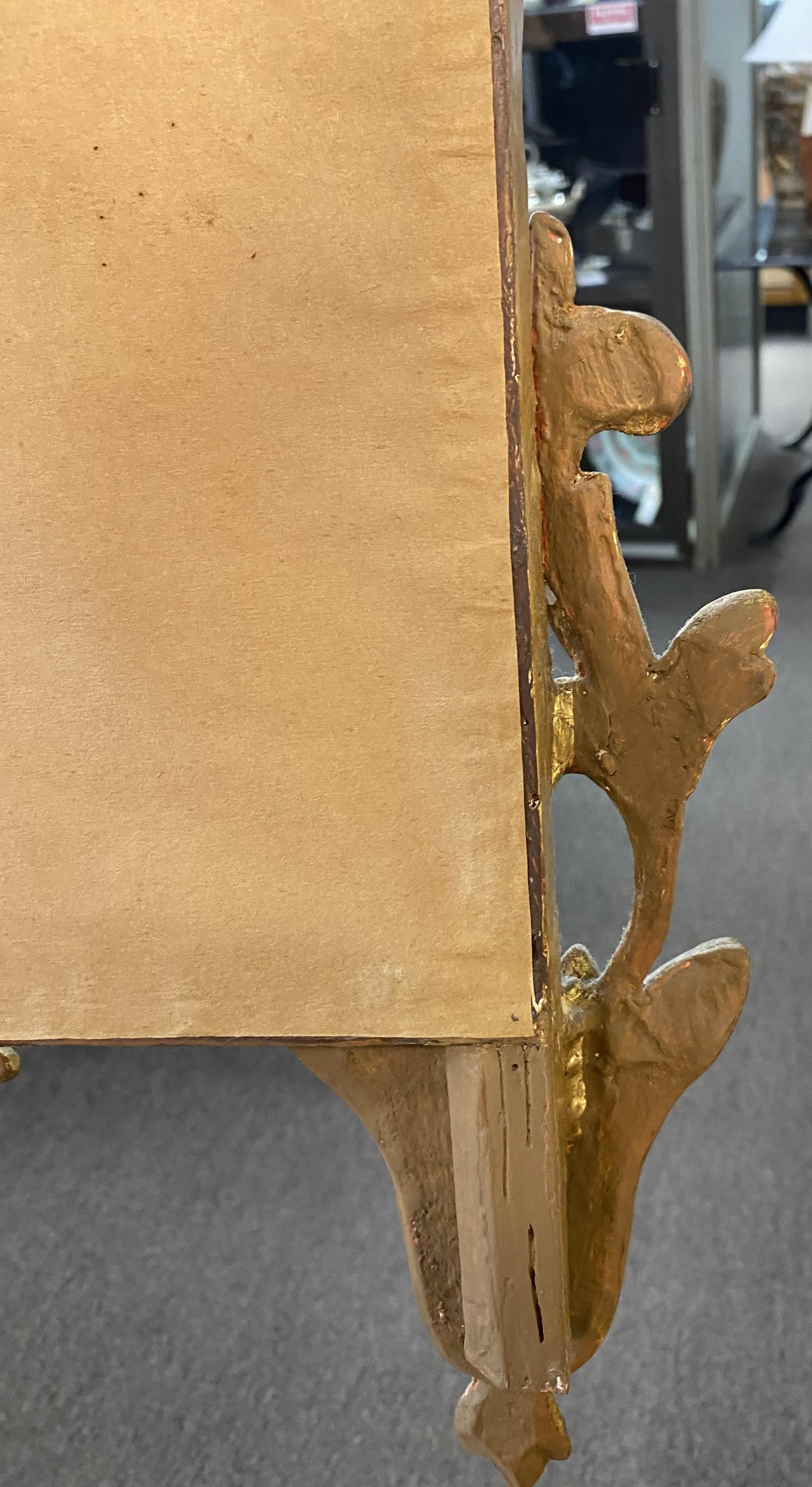 Miroir rococo sculpté en bois doré du XIXe siècle, probablement italien en vente 4