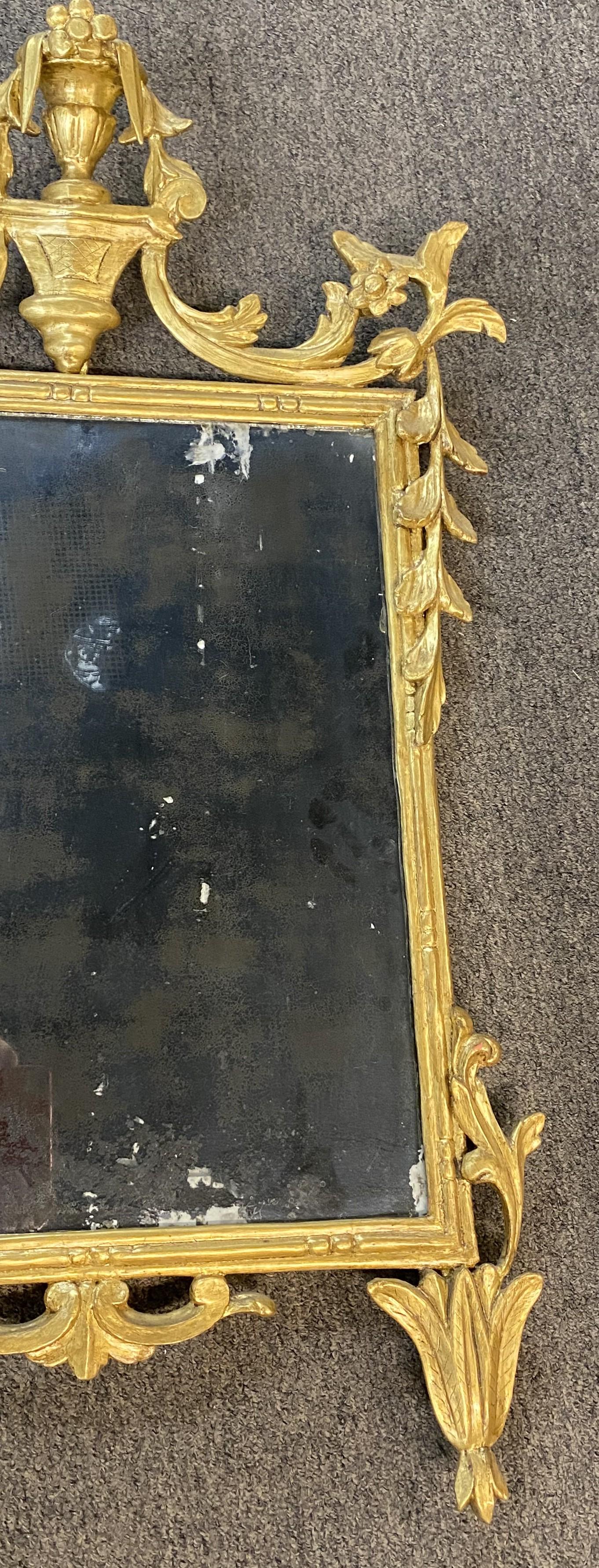 Rococo Miroir rococo sculpté en bois doré du XIXe siècle, probablement italien en vente