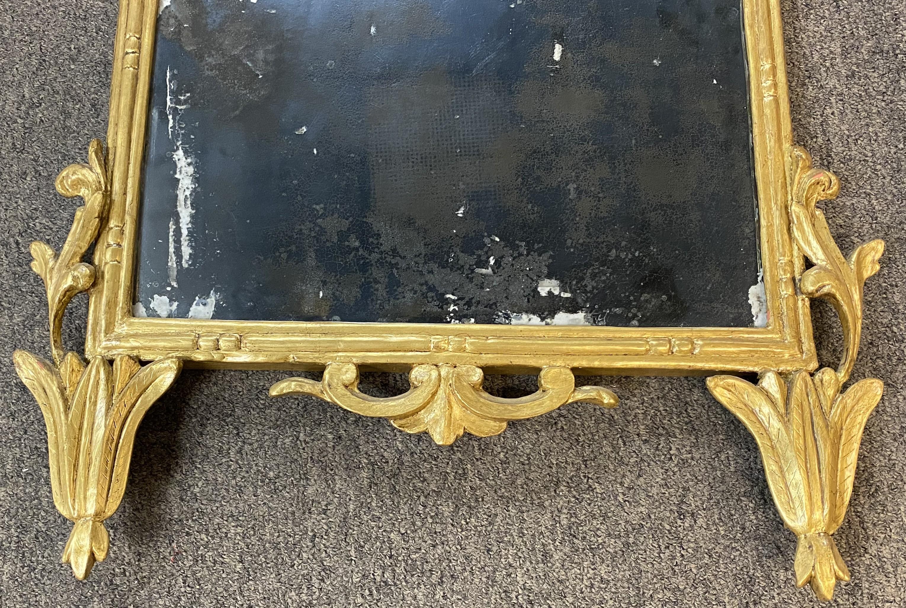 Sculpté à la main Miroir rococo sculpté en bois doré du XIXe siècle, probablement italien en vente