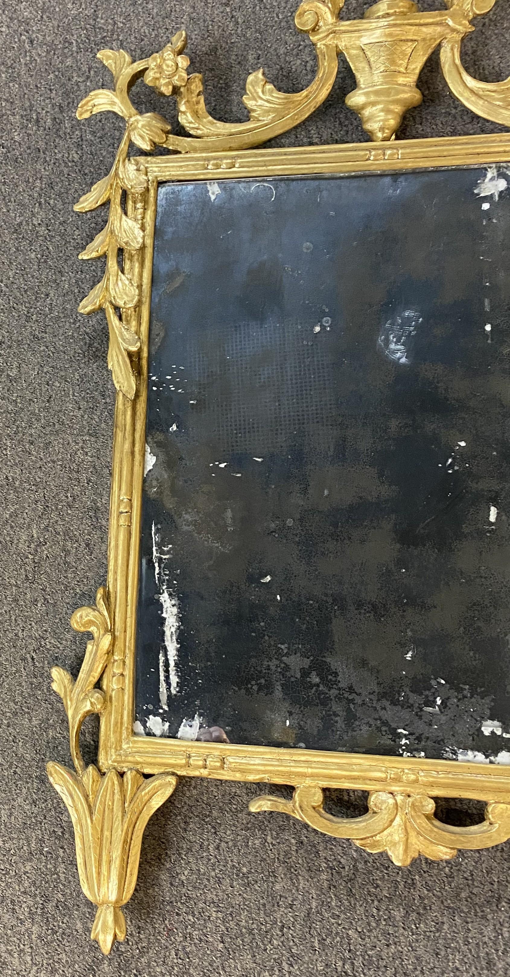 Miroir rococo sculpté en bois doré du XIXe siècle, probablement italien Bon état - En vente à Milford, NH