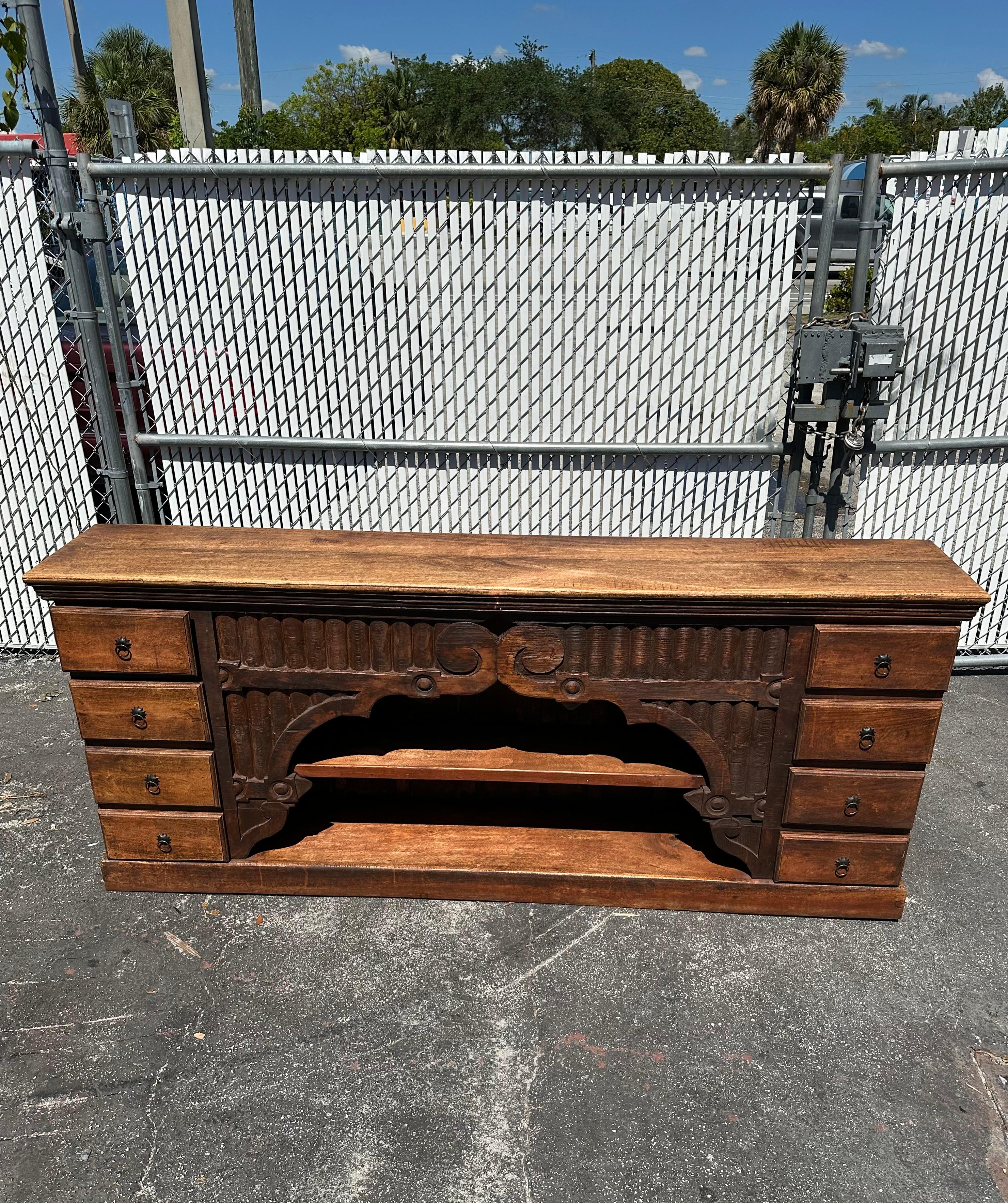En esta ocasión te ofrecemos uno de los más impresionantes y raros armarios aparador tallados a mano que puedas encontrar. El diseño es extraordinario en todas partes. ¡Este precioso aparador es una pieza única y llena de personalidad! ¡Fíjate en