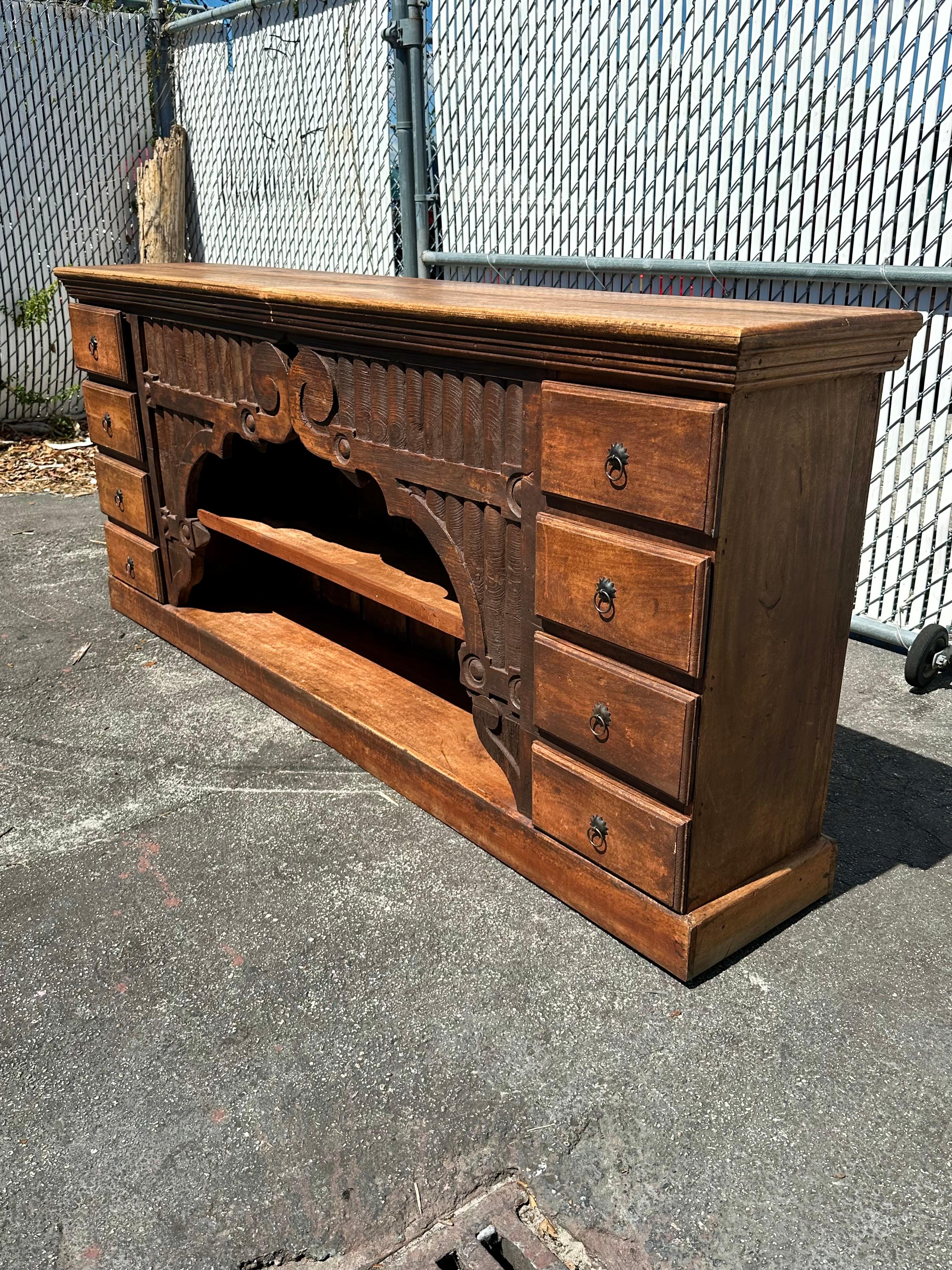 Aparador Credenza Española Siglo XIX Madera Tallada Giltwood Colonial español en venta