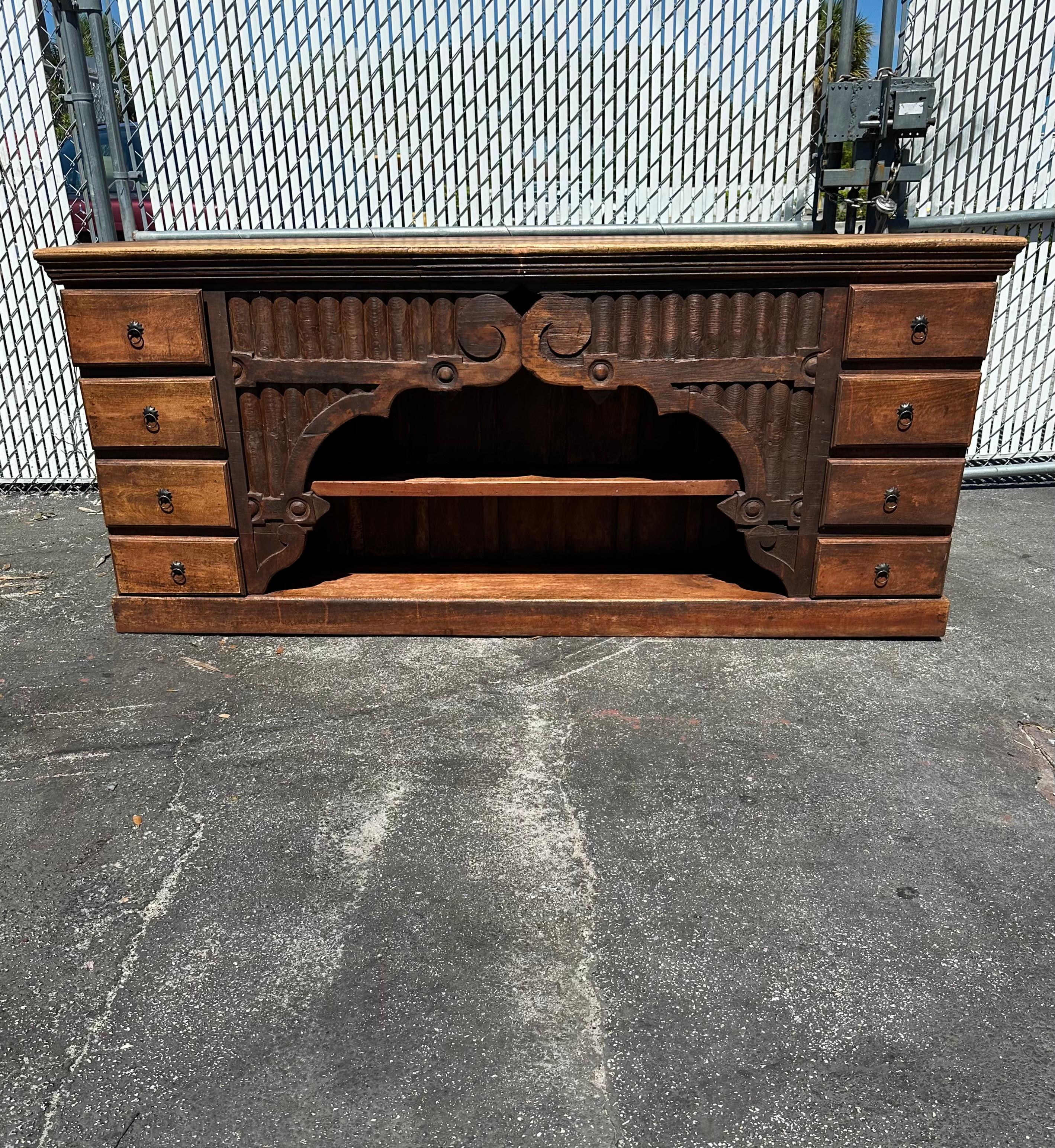 Aparador Credenza Española Siglo XIX Madera Tallada Giltwood en Bueno estado para la venta en Fort Lauderdale, FL