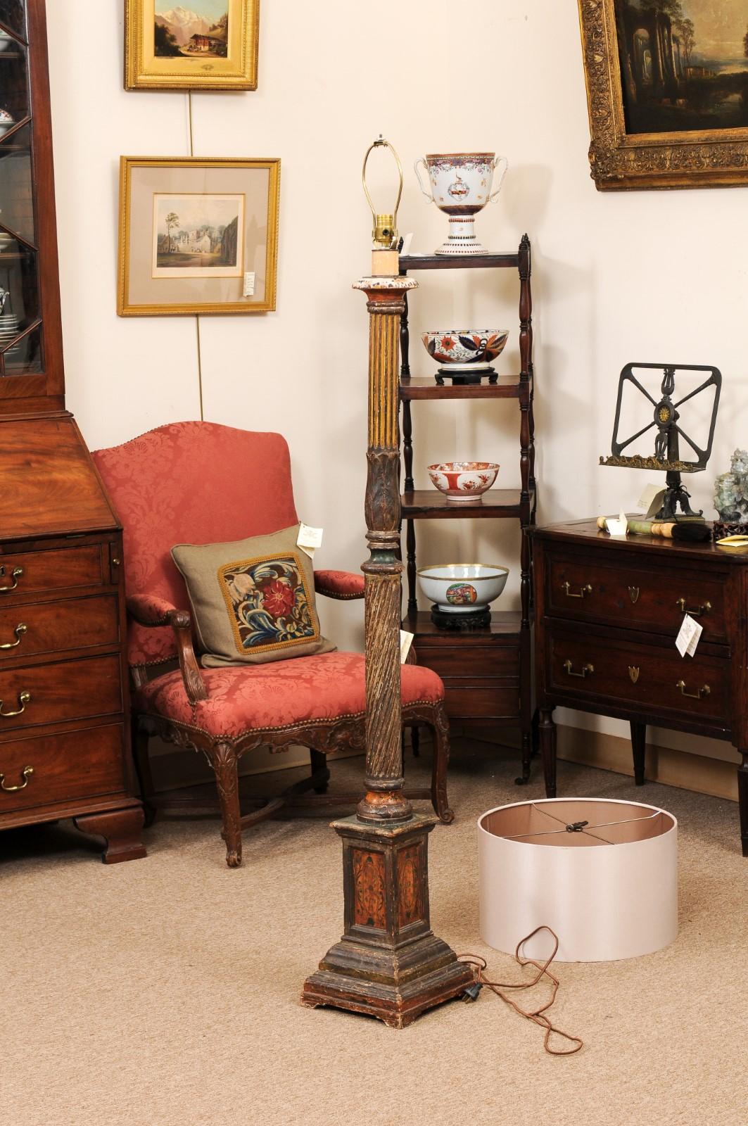 Lampadaire continental en bois doré du XIXe siècle avec abat-jour en vente 11