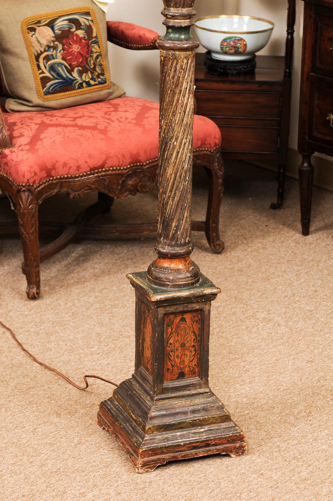 Lampadaire continental en bois doré du XIXe siècle avec abat-jour en vente 1