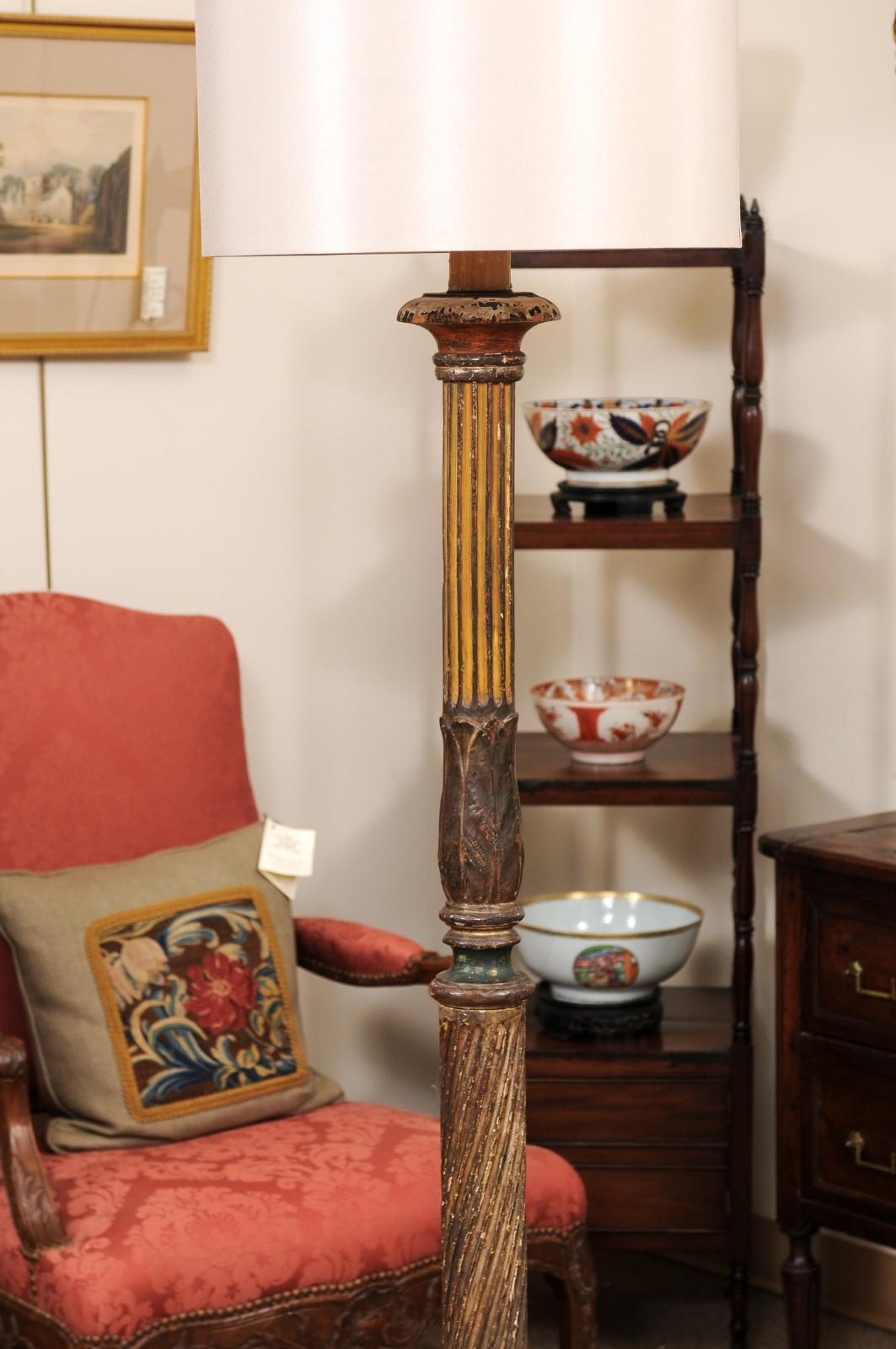 Lampadaire continental en bois doré du XIXe siècle avec abat-jour en vente 2