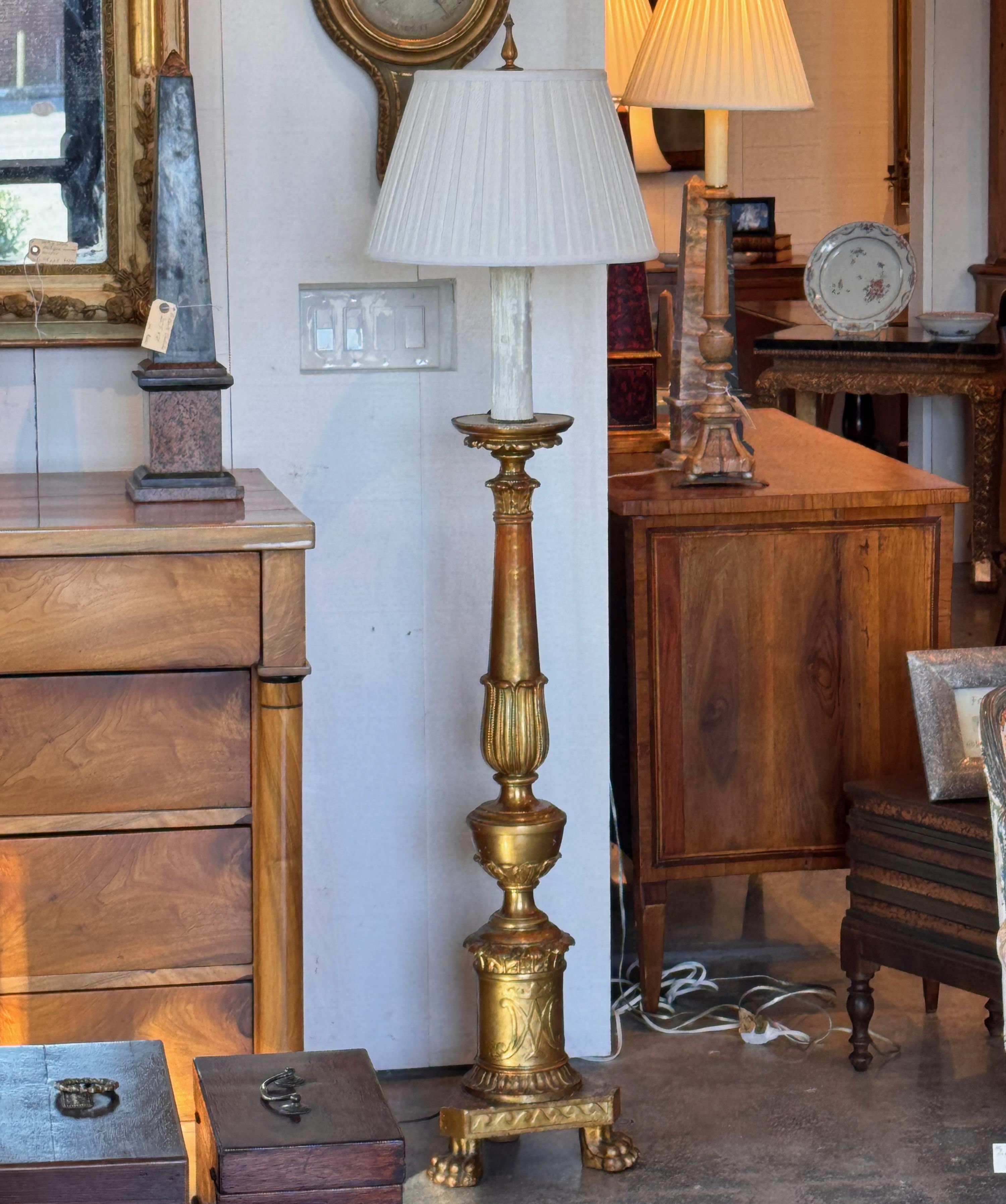 Un bâton d'autel ancien qui a été converti à l'électricité. Il s'agit d'une belle pièce dorée.