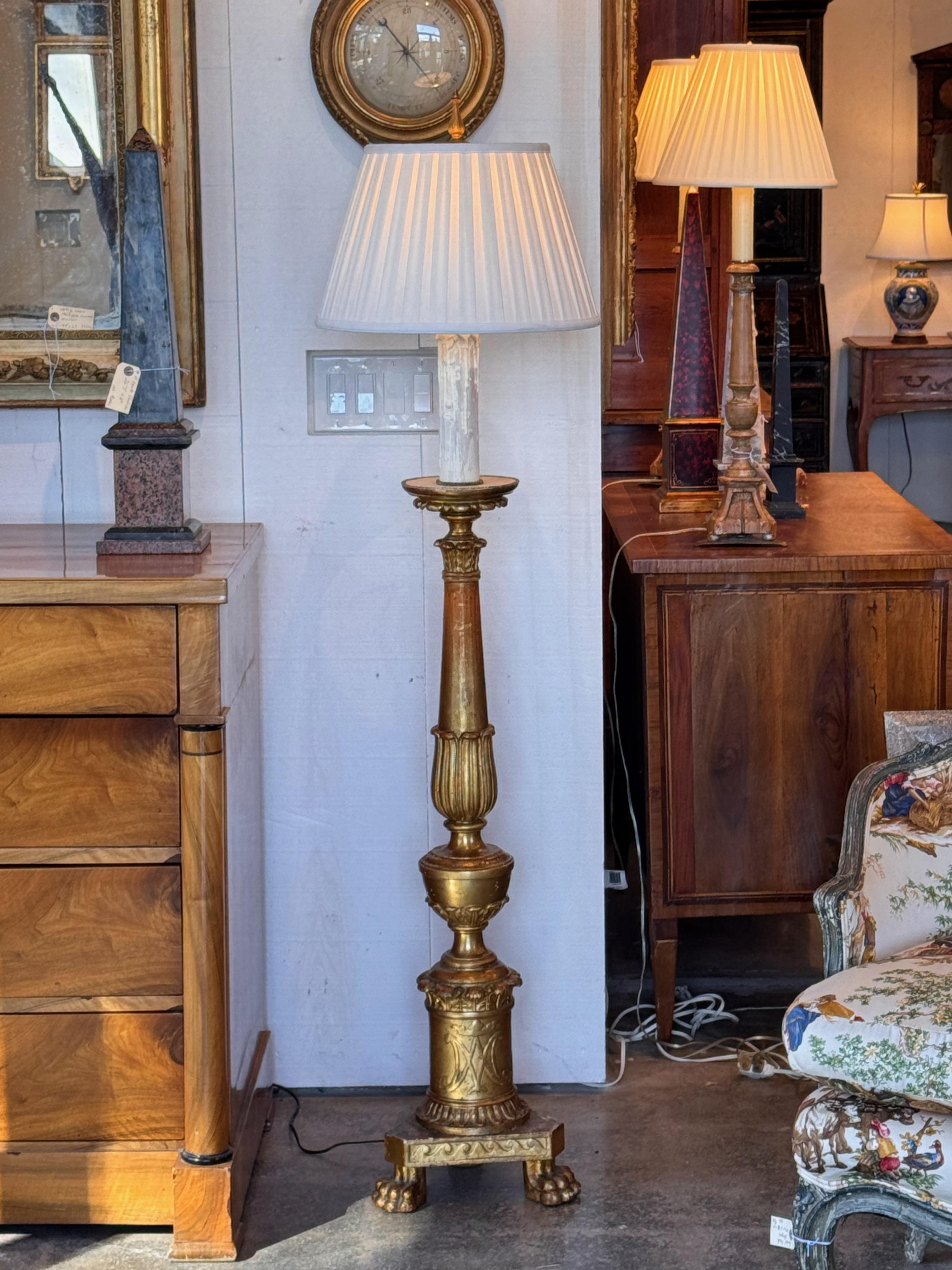 italien Lampadaire en bois doré du XIXe siècle en vente