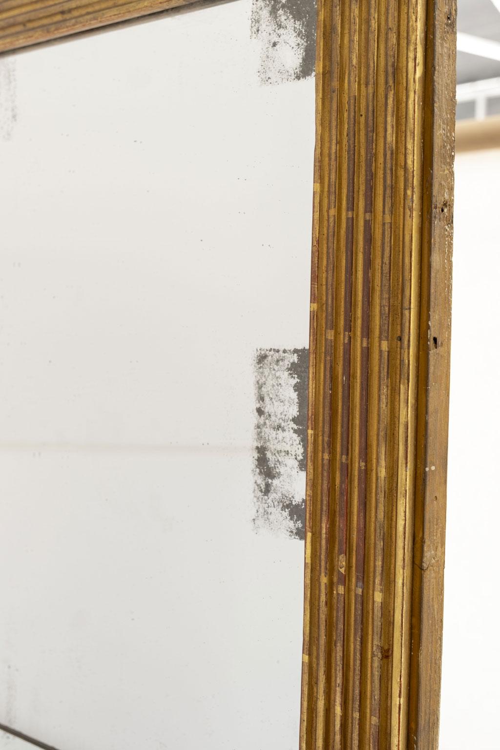 Louis XVI Miroir cannelé en bois doré du XIXe siècle en vente