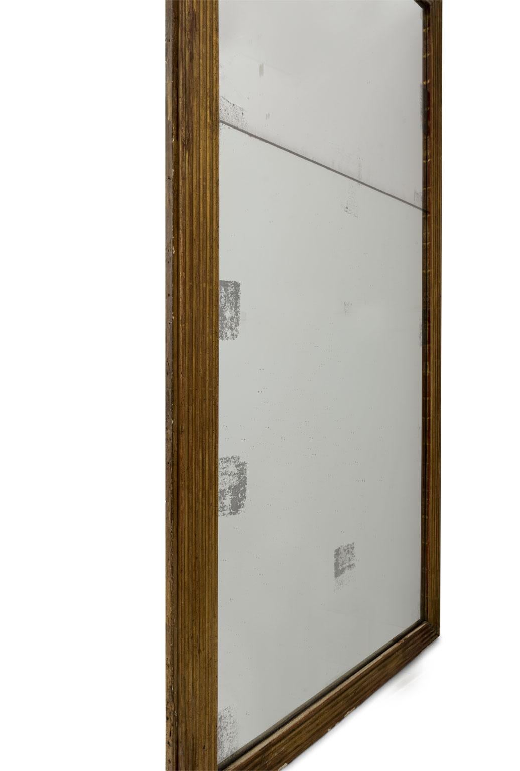 Miroir cannelé en bois doré du XIXe siècle en vente 1