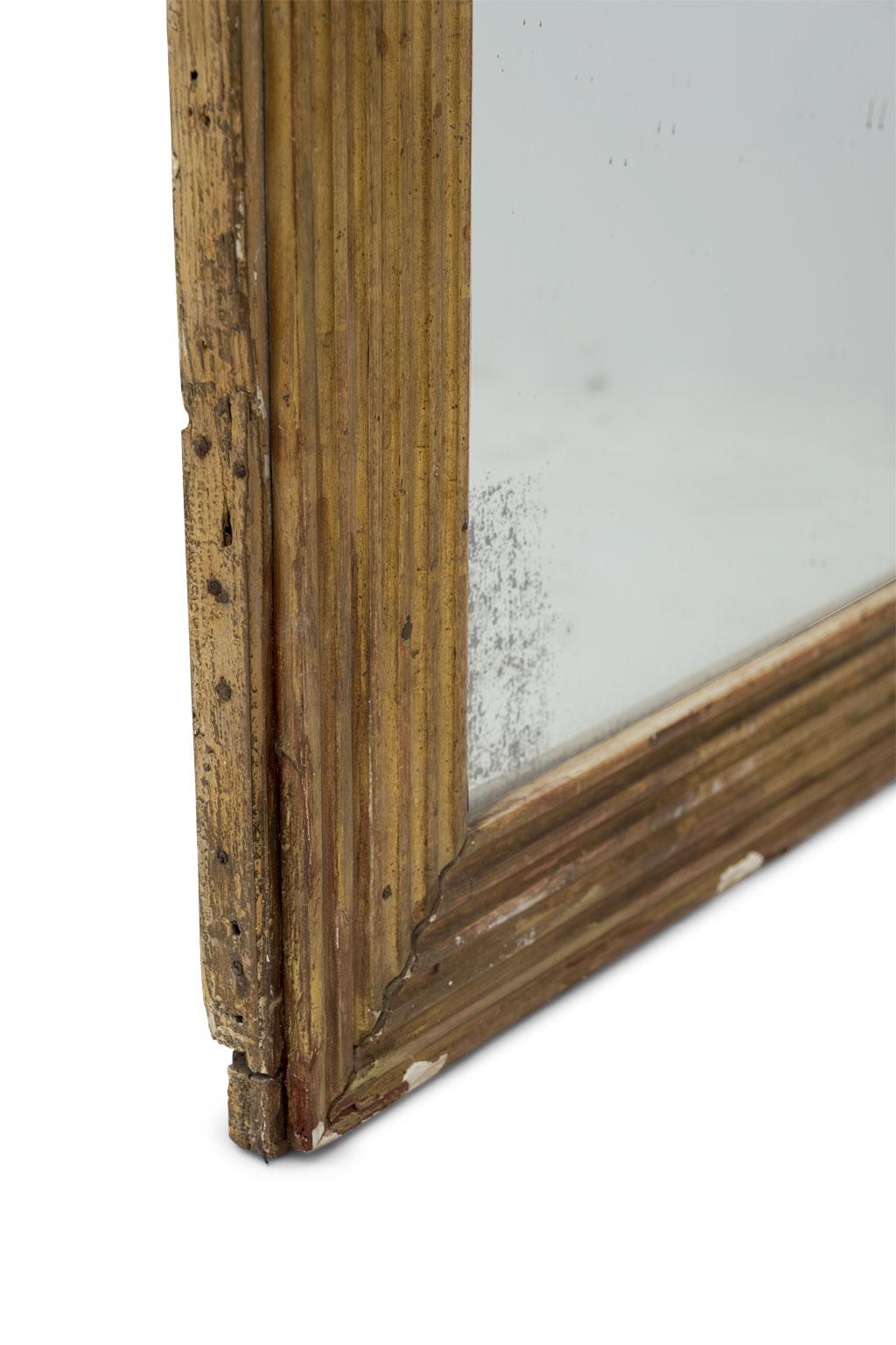 Miroir cannelé en bois doré du XIXe siècle en vente 3