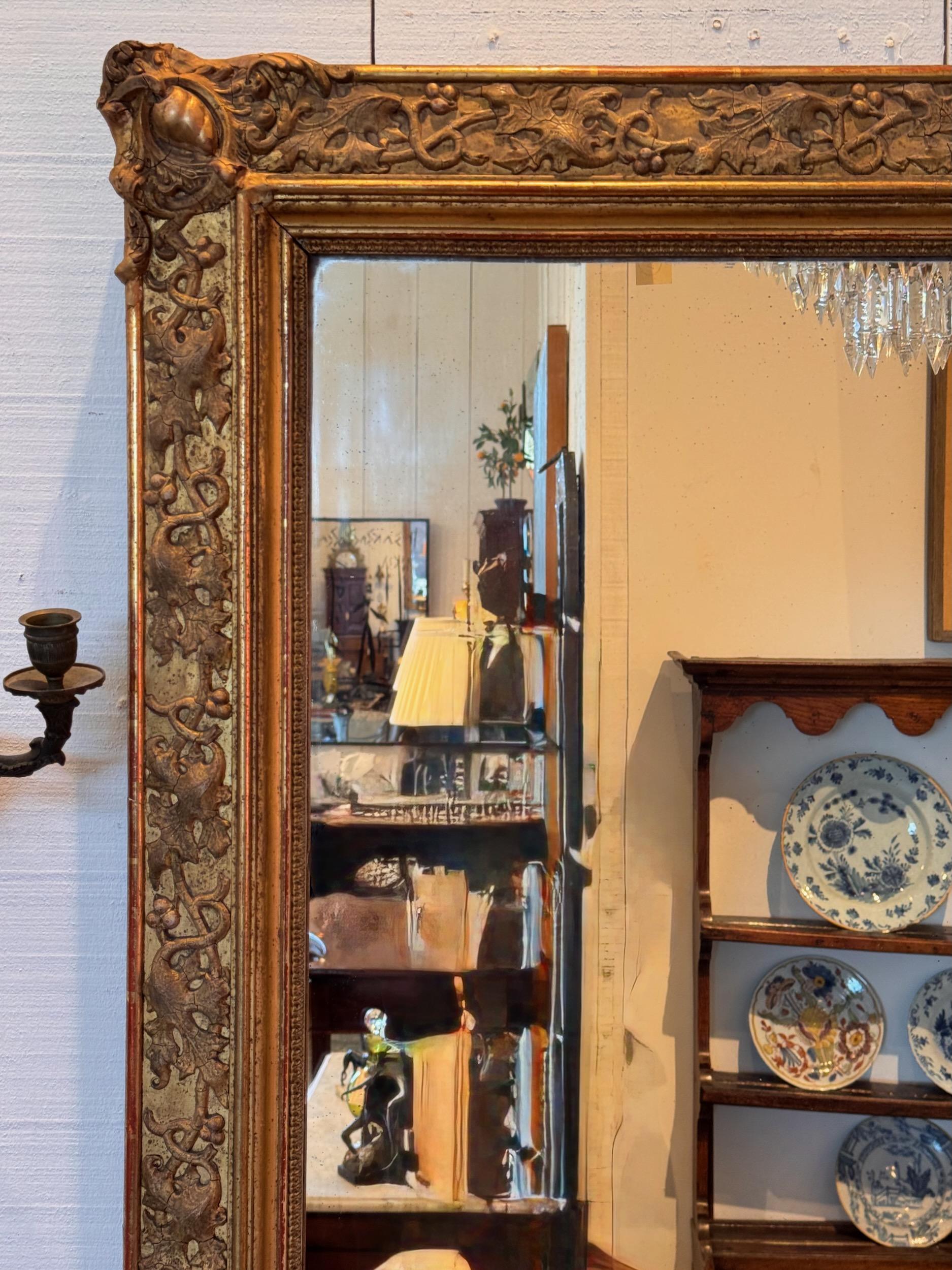 Specchio francese in legno dorato del XIX secolo In condizioni buone in vendita a Charlottesville, VA