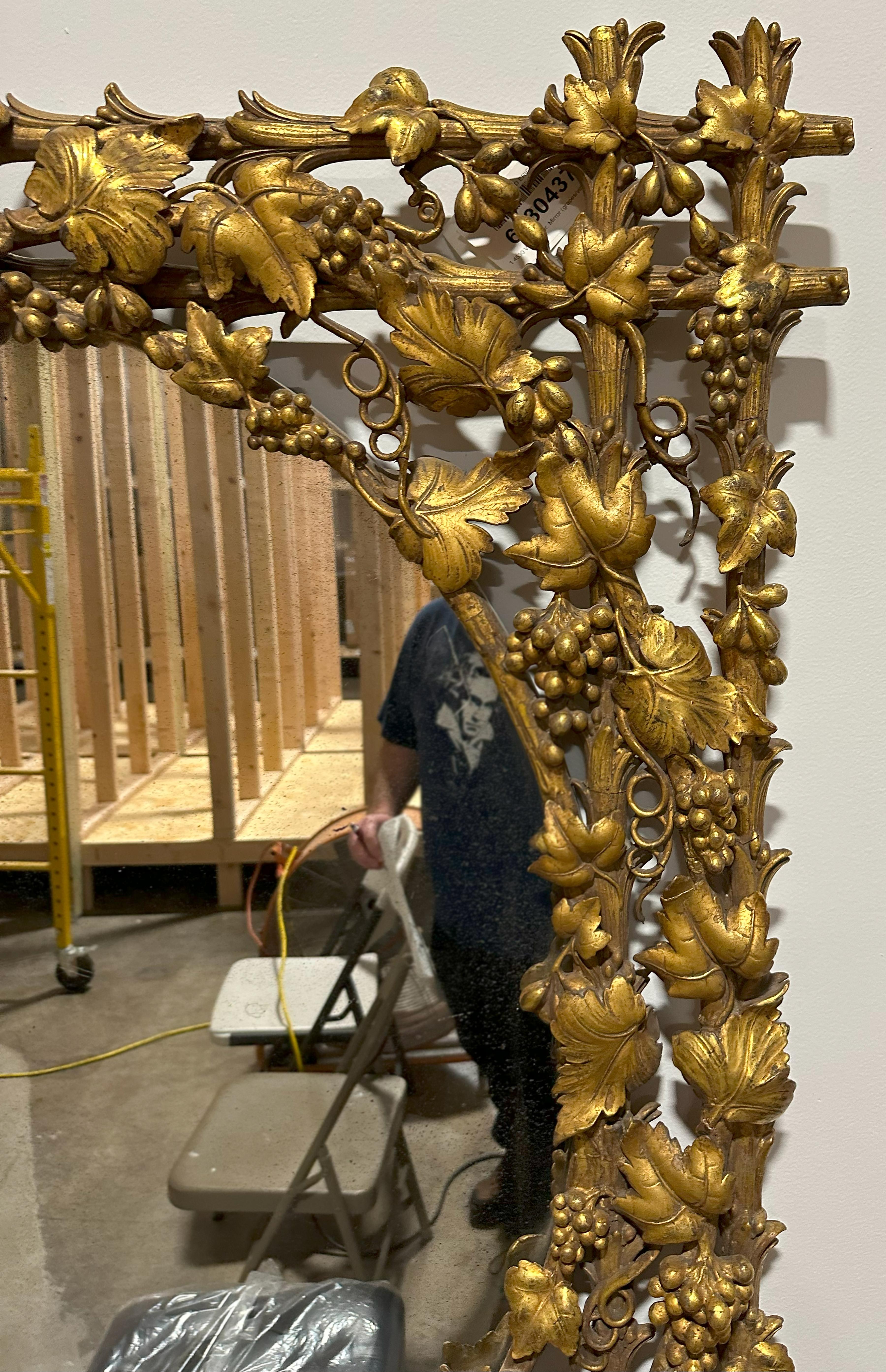 19th Century Giltwood Grape Arbor Ventilated Carved Mirror In Good Condition For Sale In Dallas, TX