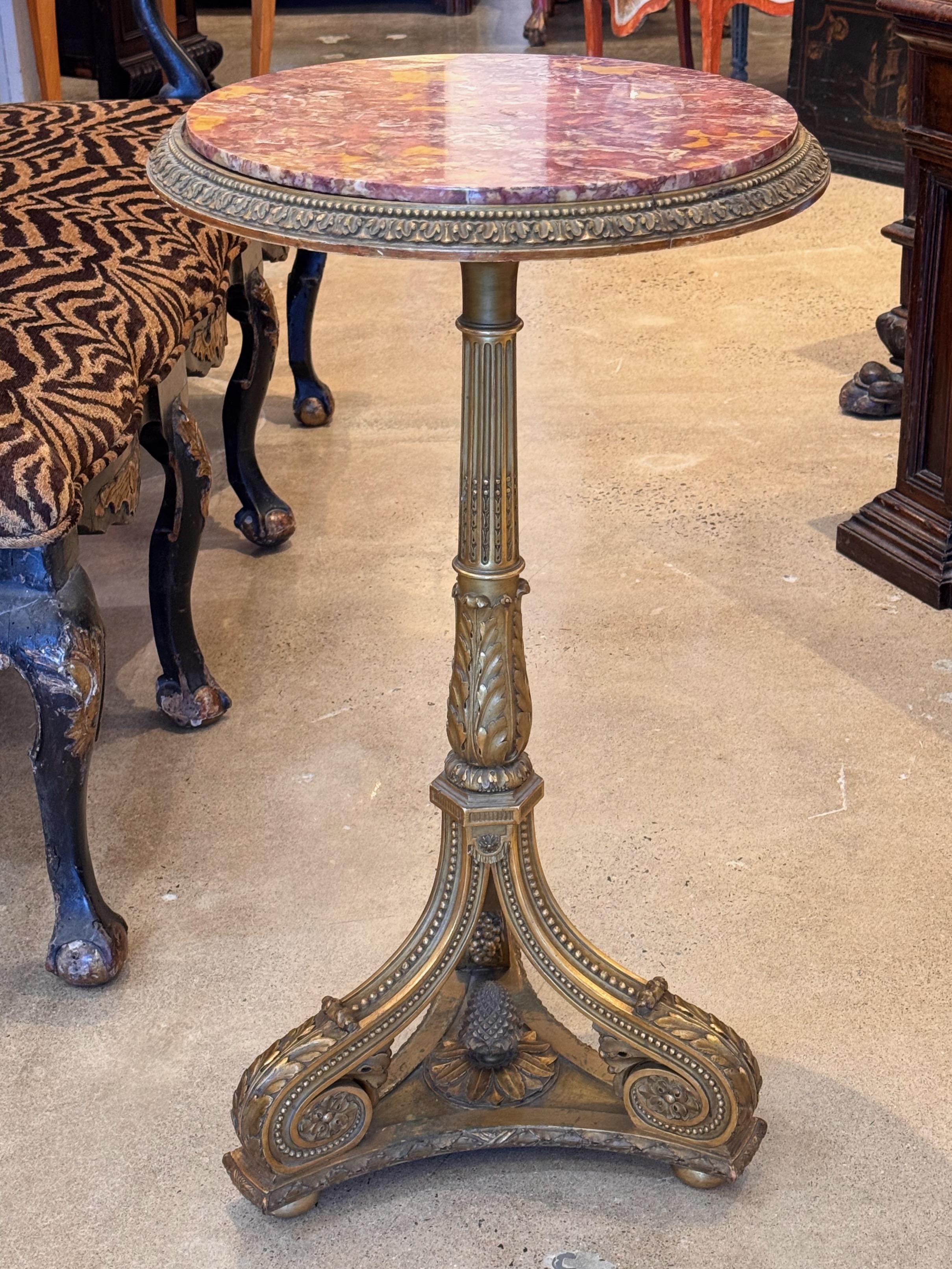 Magnifique table d'appoint en bois doré. Des boissons ou une lampe ou peut-être des fleurs sur le dessus.