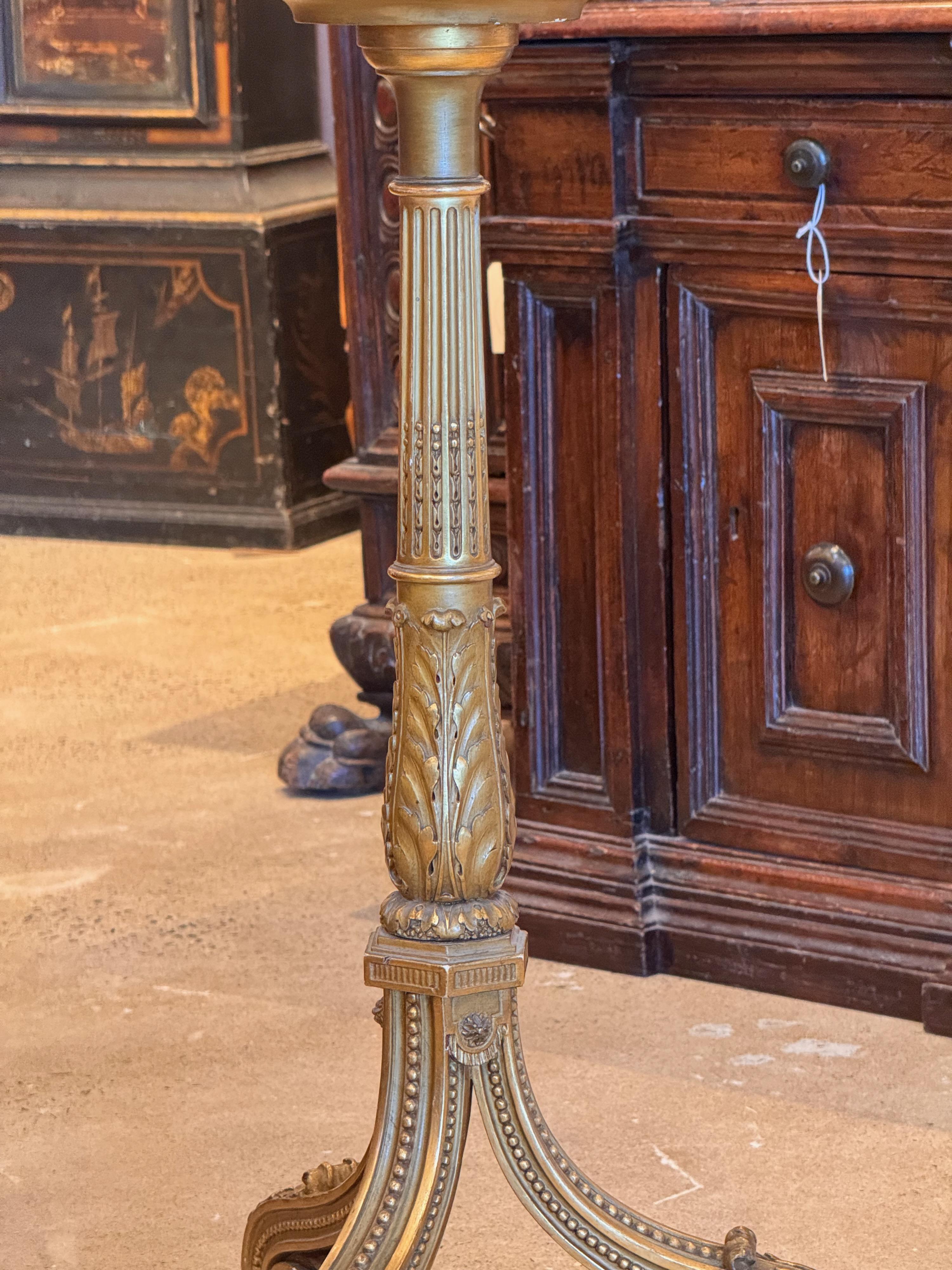 XIXe siècle Gueridon en bois doré du 19e siècle en vente