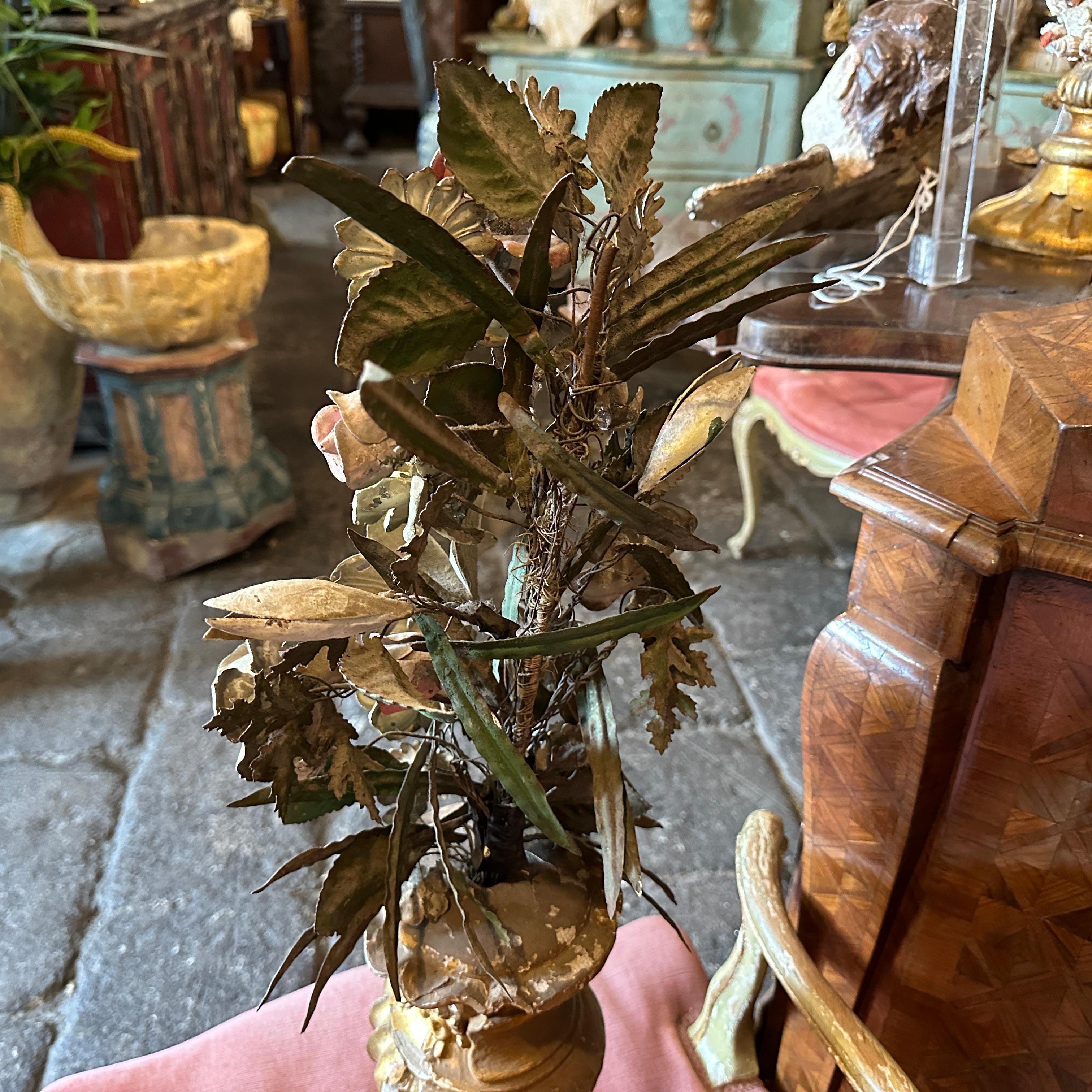 Hand-Crafted 19th Century GiltWood Italian Decorative Palm Holder with Flower Composition For Sale