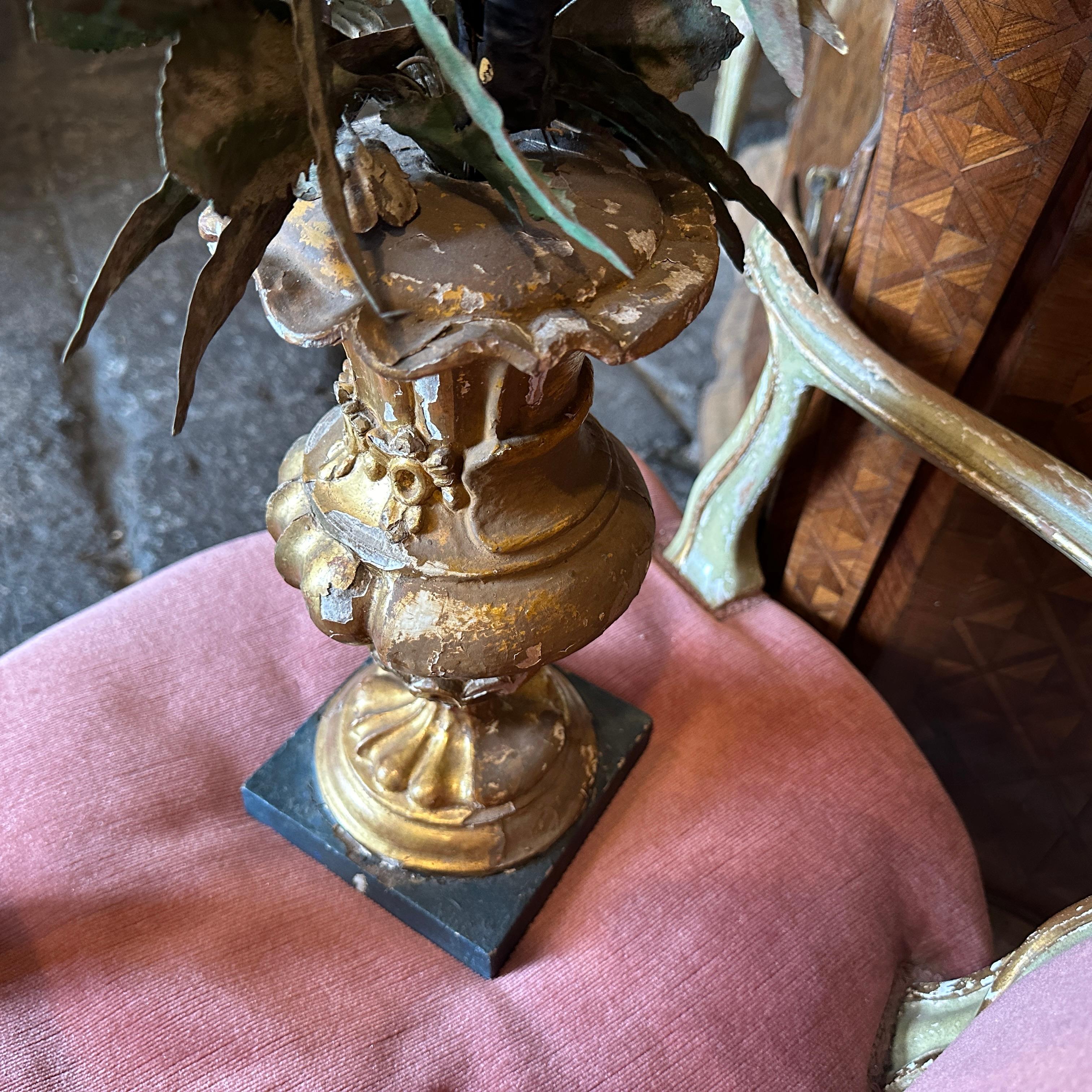 19th Century GiltWood Italian Decorative Palm Holder with Flower Composition In Fair Condition For Sale In Catania, Sicilia