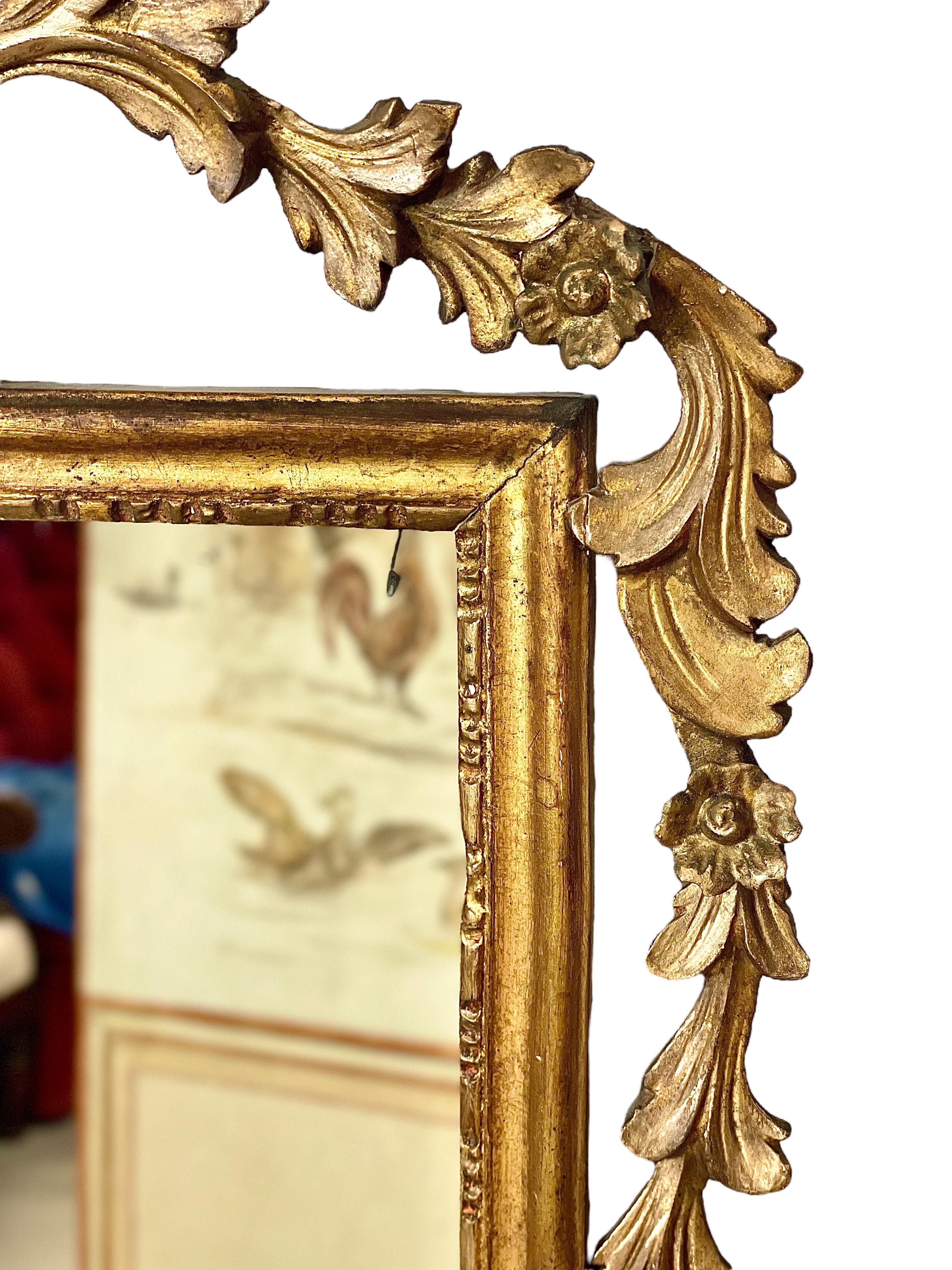 Louis XV Miroir de cheminée en bois doré du 19e siècle avec cimier orné en vente