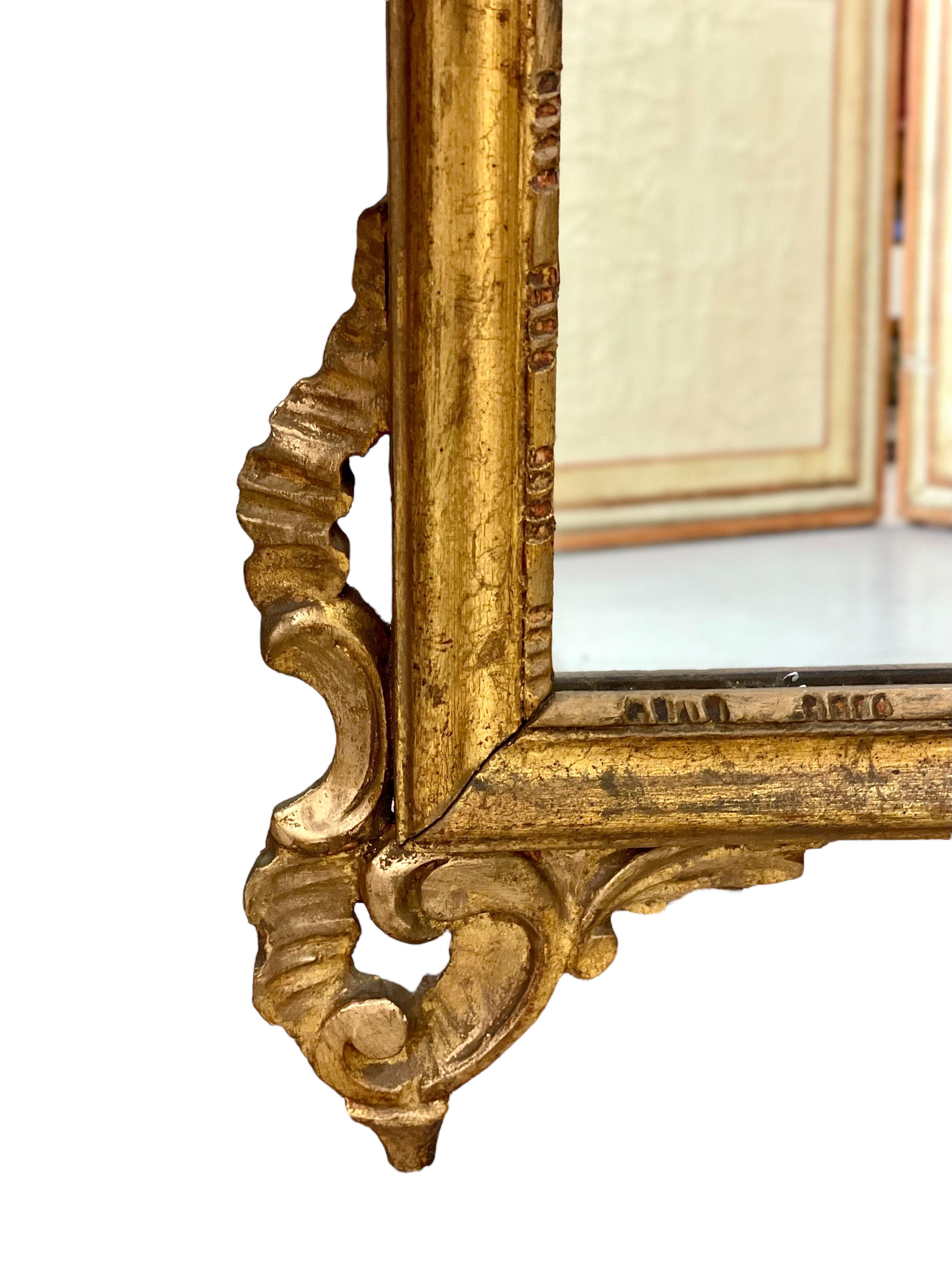 Miroir de cheminée en bois doré du 19e siècle avec cimier orné Bon état - En vente à LA CIOTAT, FR